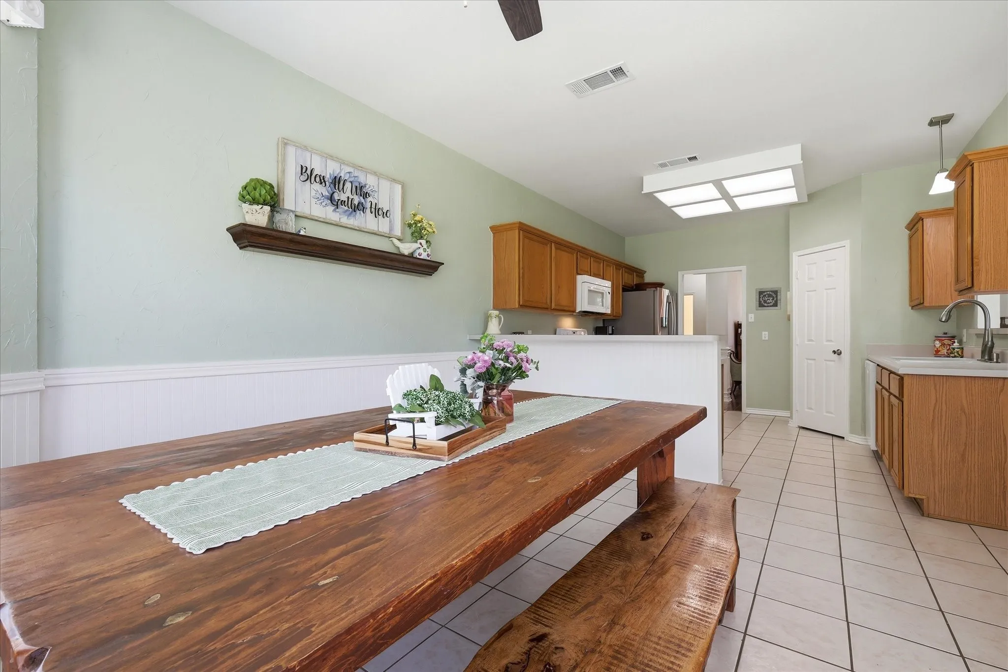 Single Family Residence For Sale in Denton County , 121 S Blue Bonnet Circle, Justin, Texas 76247, 4 Bedroom, 3 Bathroom, 2 Garage spaces, 2,127 Sqft, built in 1996, mls#21317863, Real Estate Agent in Justin, Homes For Sale in Denton county, Homes For Sale in Justin, Realtor in Justin Texas, Real Estate Brokerage Independent Realty Texas, Luminita Cordes Realtor