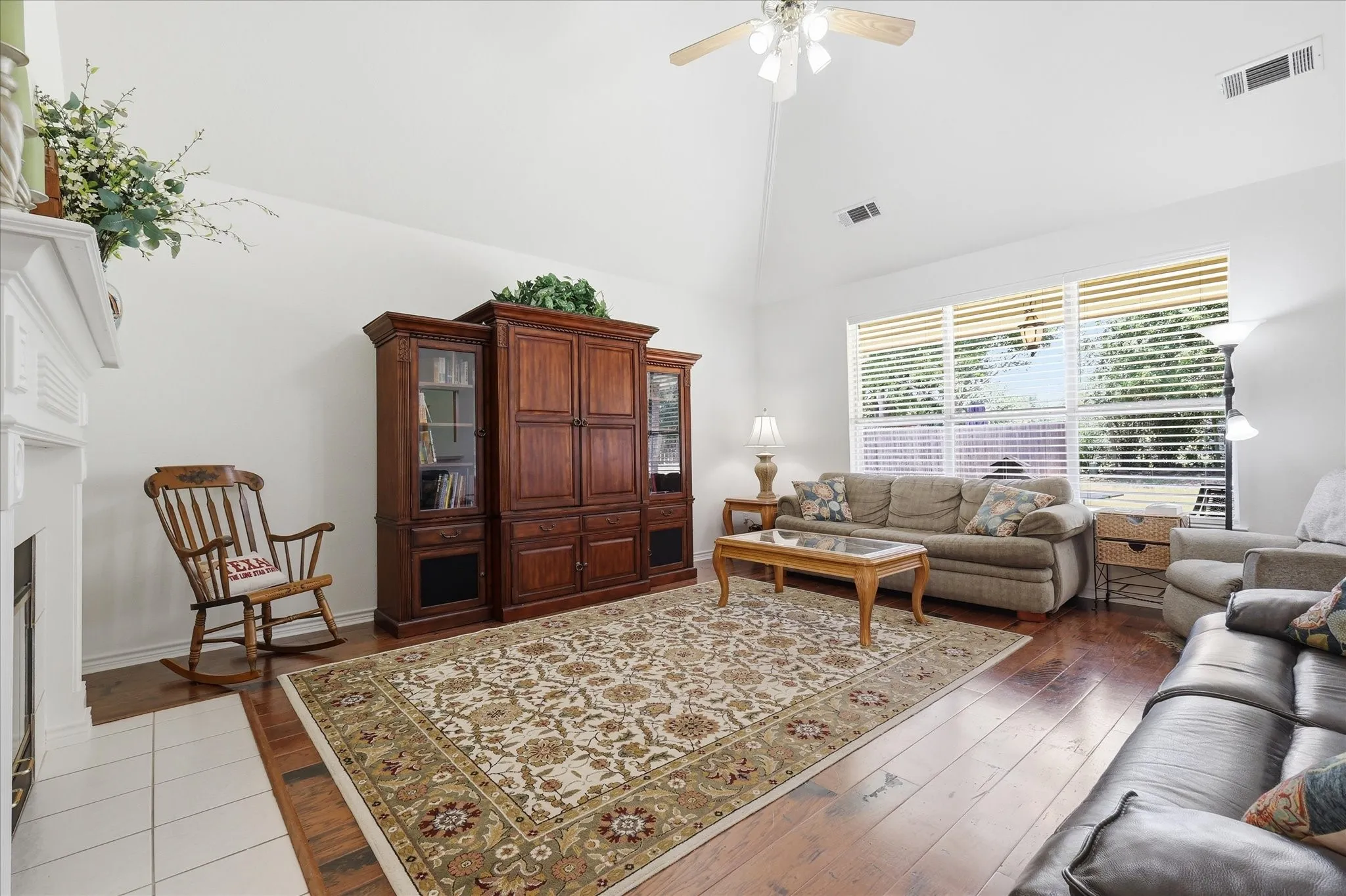 Single Family Residence For Sale in Denton County , 121 S Blue Bonnet Circle, Justin, Texas 76247, 4 Bedroom, 3 Bathroom, 2 Garage spaces, 2,127 Sqft, built in 1996, mls#21317863, Real Estate Agent in Justin, Homes For Sale in Denton county, Homes For Sale in Justin, Realtor in Justin Texas, Real Estate Brokerage Independent Realty Texas, Luminita Cordes Realtor