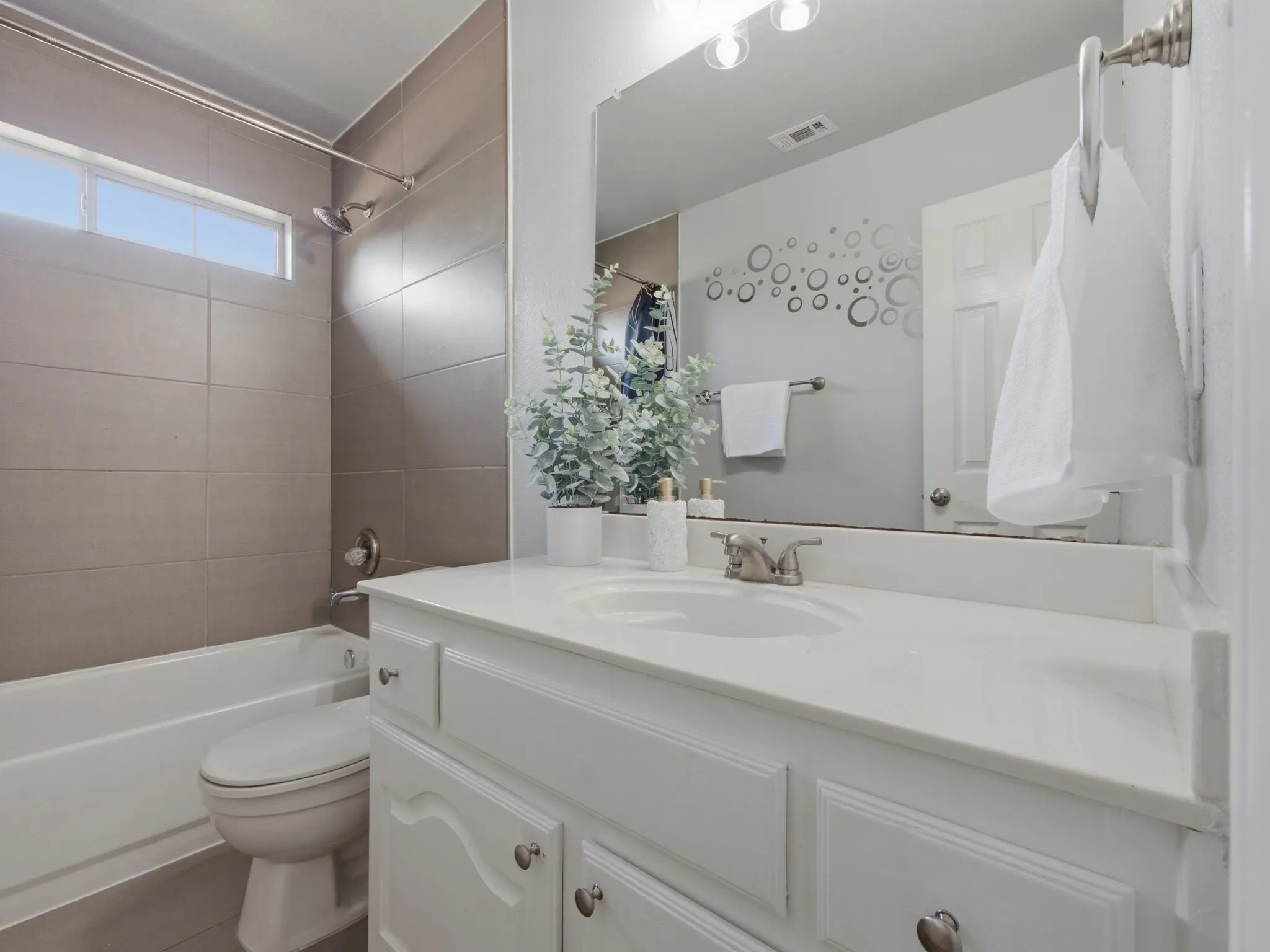 Single Family Residence For Sale in Collin County , 5707 Manchester Drive, Richardson, Texas 75082, 4 Bedroom, 3 Bathroom, 2 Garage spaces, 2,678 Sqft, built in 1996, mls#21317597, Real Estate Agent in Richardson, Homes For Sale in Collin county, Homes For Sale in Richardson, Realtor in Richardson Texas, Real Estate Brokerage Independent Realty Texas, Luminita Cordes Realtor