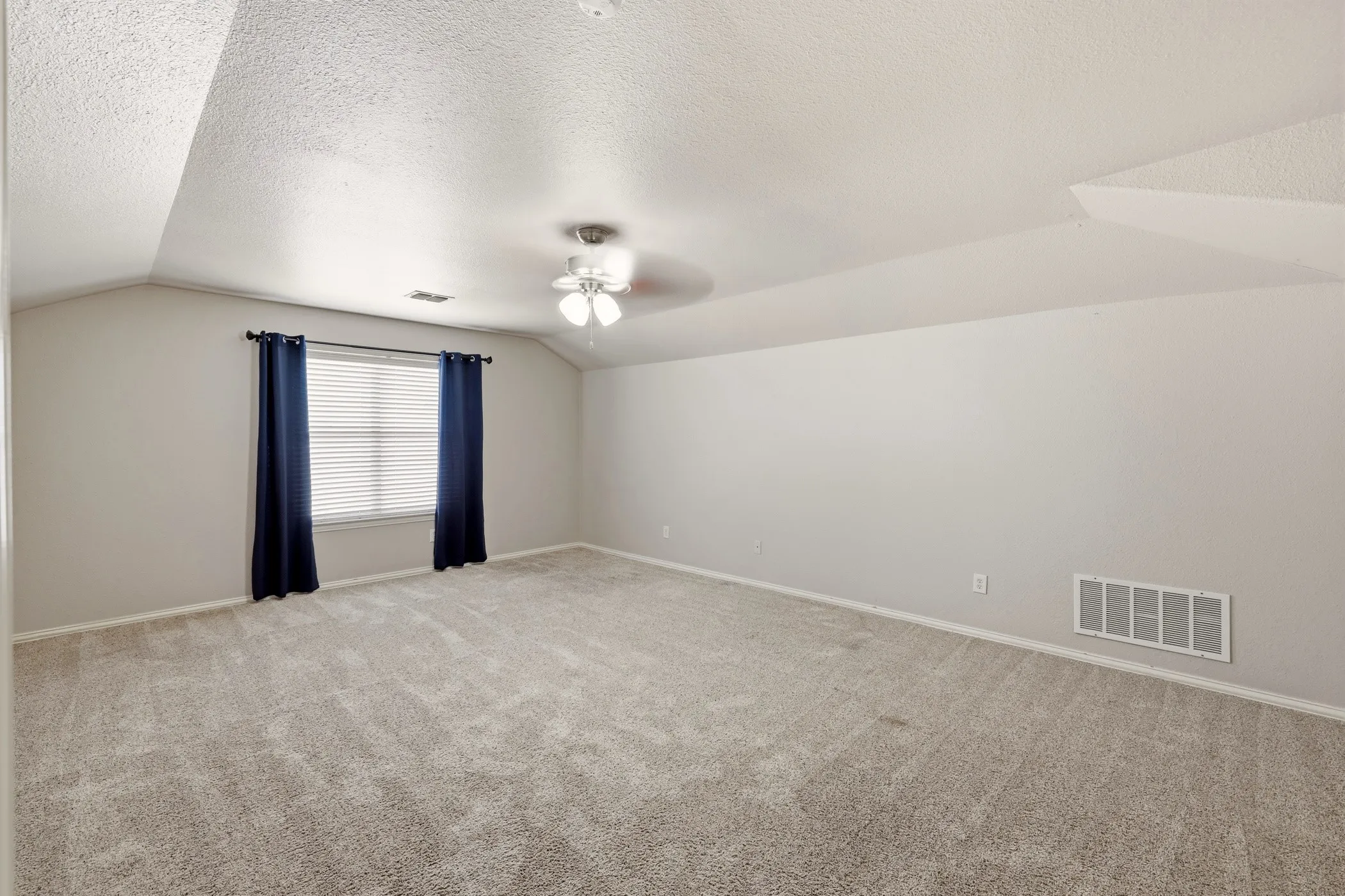Single Family Residence For Sale in Rockwall County , 2929 Tangleglen Drive, Rockwall, Texas 75032, 3 Bedroom, 2 Bathroom, 2 Garage spaces, 2,148 Sqft, built in 2004, mls#21321459, Real Estate Agent in Rockwall, Homes For Sale in Rockwall county, Homes For Sale in Rockwall, Realtor in Rockwall Texas, Real Estate Brokerage Independent Realty Texas, Luminita Cordes Realtor