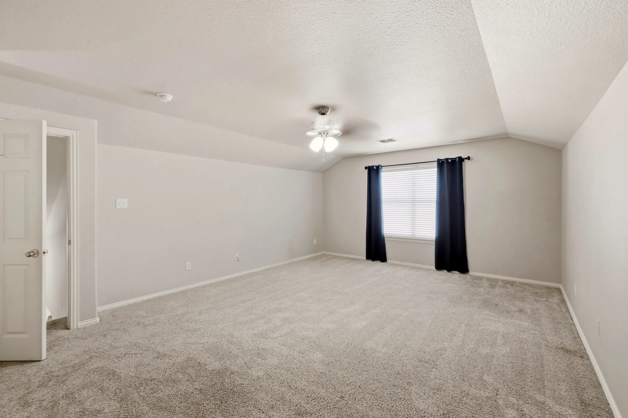 Single Family Residence For Sale in Rockwall County , 2929 Tangleglen Drive, Rockwall, Texas 75032, 3 Bedroom, 2 Bathroom, 2 Garage spaces, 2,148 Sqft, built in 2004, mls#21321459, Real Estate Agent in Rockwall, Homes For Sale in Rockwall county, Homes For Sale in Rockwall, Realtor in Rockwall Texas, Real Estate Brokerage Independent Realty Texas, Luminita Cordes Realtor