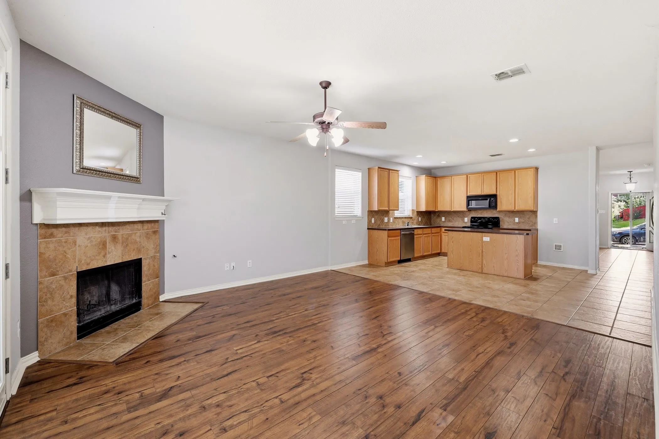 Single Family Residence For Sale in Rockwall County , 2929 Tangleglen Drive, Rockwall, Texas 75032, 3 Bedroom, 2 Bathroom, 2 Garage spaces, 2,148 Sqft, built in 2004, mls#21321459, Real Estate Agent in Rockwall, Homes For Sale in Rockwall county, Homes For Sale in Rockwall, Realtor in Rockwall Texas, Real Estate Brokerage Independent Realty Texas, Luminita Cordes Realtor