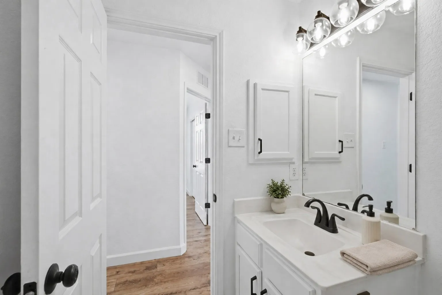 Single Family Residence For Sale in Tarrant County , 4724 Grant Park Avenue, Fort Worth, Texas 76137, 3 Bedroom, 2 Bathroom, 2 Garage spaces, 1,725 Sqft, built in 1997, mls#21321456, Real Estate Agent in Fort Worth, Homes For Sale in Tarrant county, Homes For Sale in Fort Worth, Realtor in Fort Worth Texas, Real Estate Brokerage Independent Realty Texas, Luminita Cordes Realtor