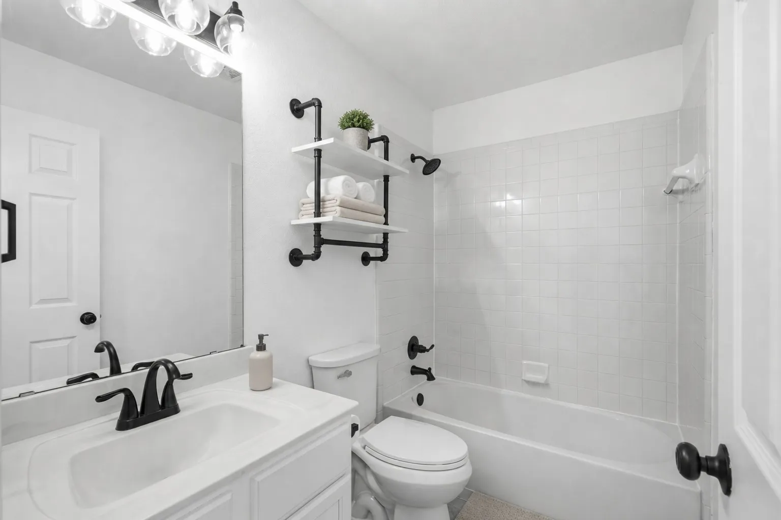 Single Family Residence For Sale in Tarrant County , 4724 Grant Park Avenue, Fort Worth, Texas 76137, 3 Bedroom, 2 Bathroom, 2 Garage spaces, 1,725 Sqft, built in 1997, mls#21321456, Real Estate Agent in Fort Worth, Homes For Sale in Tarrant county, Homes For Sale in Fort Worth, Realtor in Fort Worth Texas, Real Estate Brokerage Independent Realty Texas, Luminita Cordes Realtor