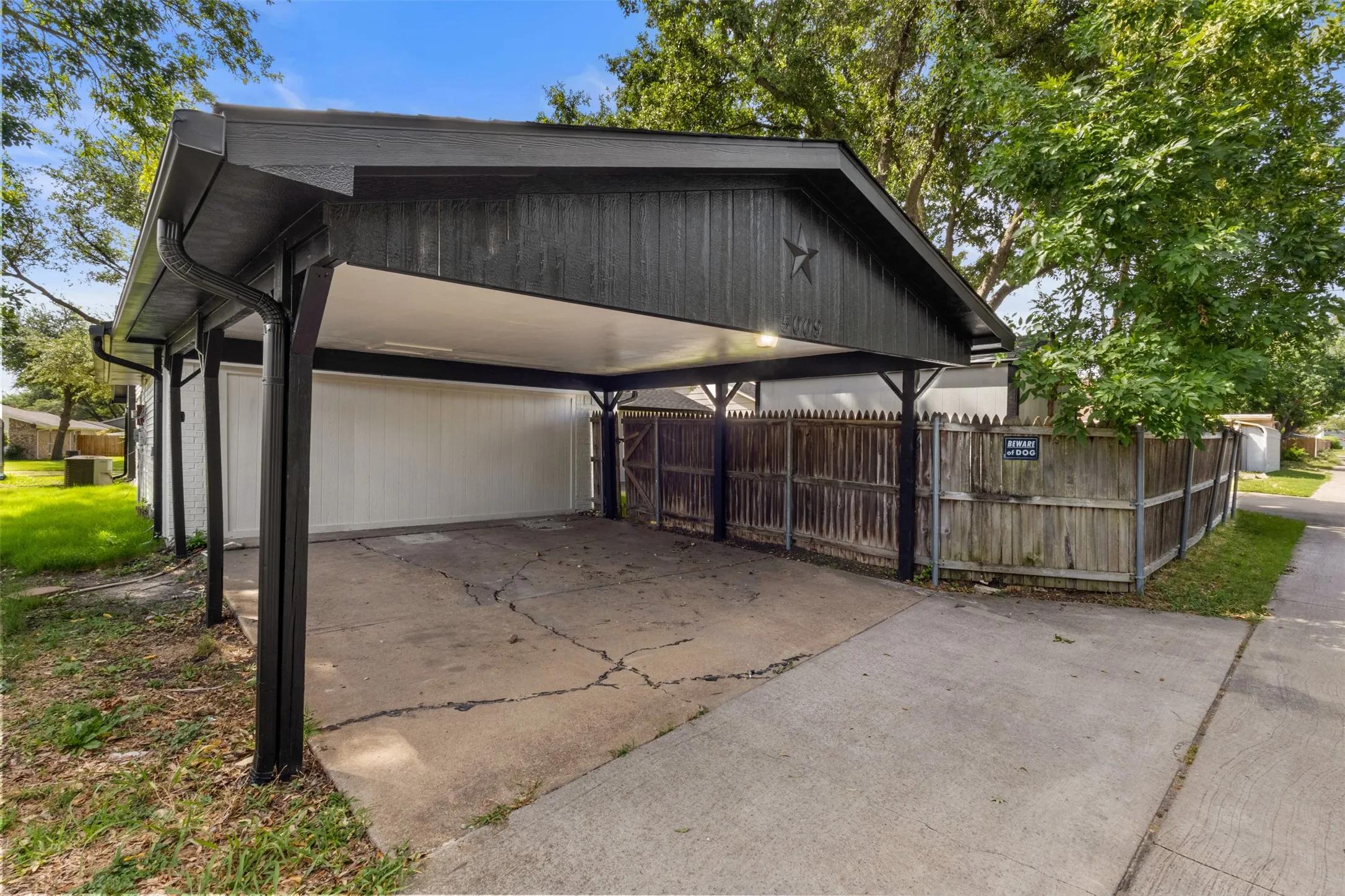 Single Family Residence For Sale in Dallas County , 5009 Presidio Drive, Garland, Texas 75043, 4 Bedroom, 3 Bathroom, Garage spaces, 1,965 Sqft, built in 1980, mls#21321097, Real Estate Agent in Garland, Homes For Sale in Dallas county, Homes For Sale in Garland, Realtor in Garland Texas, Real Estate Brokerage Independent Realty Texas, Luminita Cordes Realtor