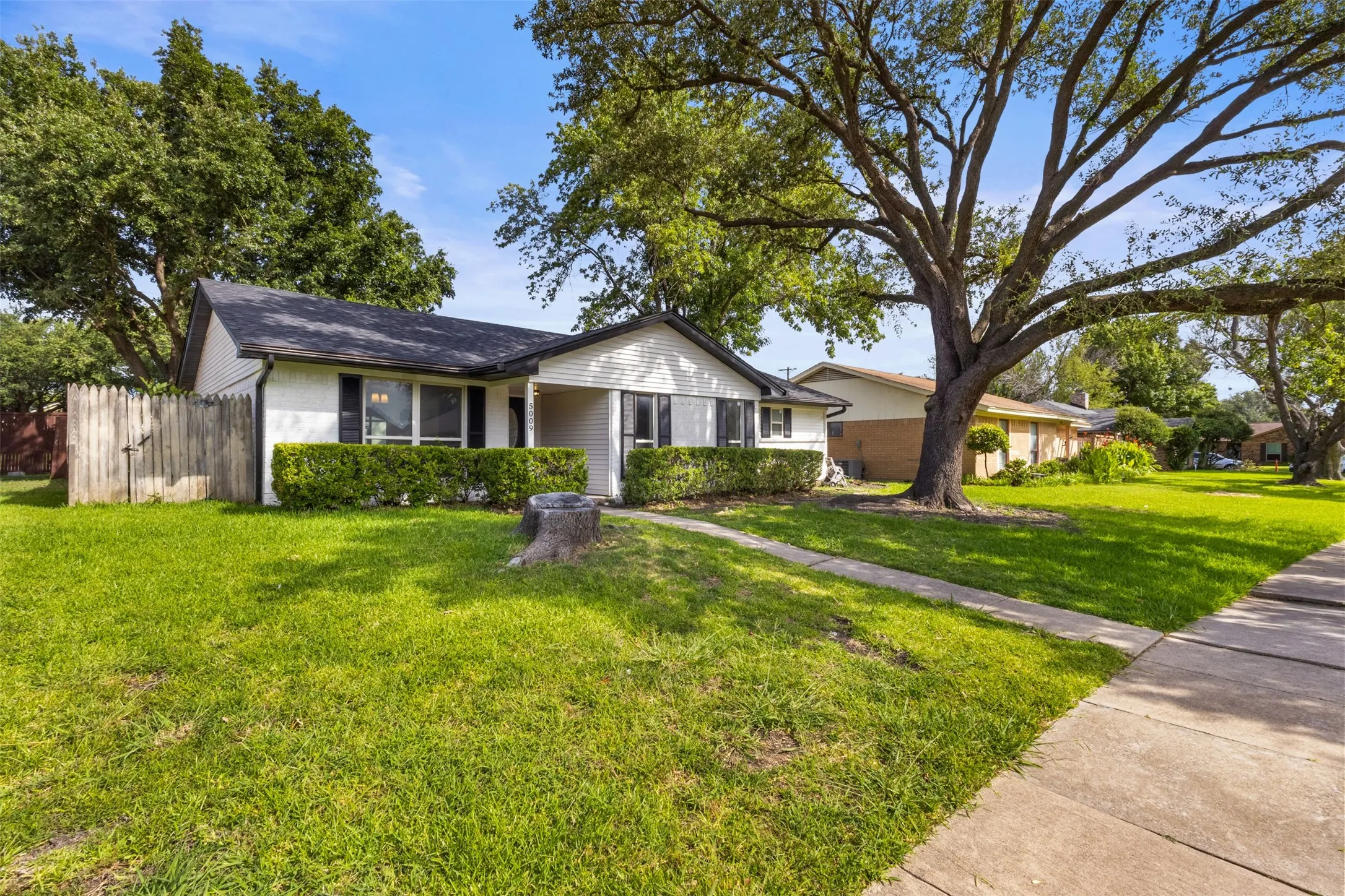 Single Family Residence For Sale in Dallas County , 5009 Presidio Drive, Garland, Texas 75043, 4 Bedroom, 3 Bathroom, Garage spaces, 1,965 Sqft, built in 1980, mls#21321097, Real Estate Agent in Garland, Homes For Sale in Dallas county, Homes For Sale in Garland, Realtor in Garland Texas, Real Estate Brokerage Independent Realty Texas, Luminita Cordes Realtor