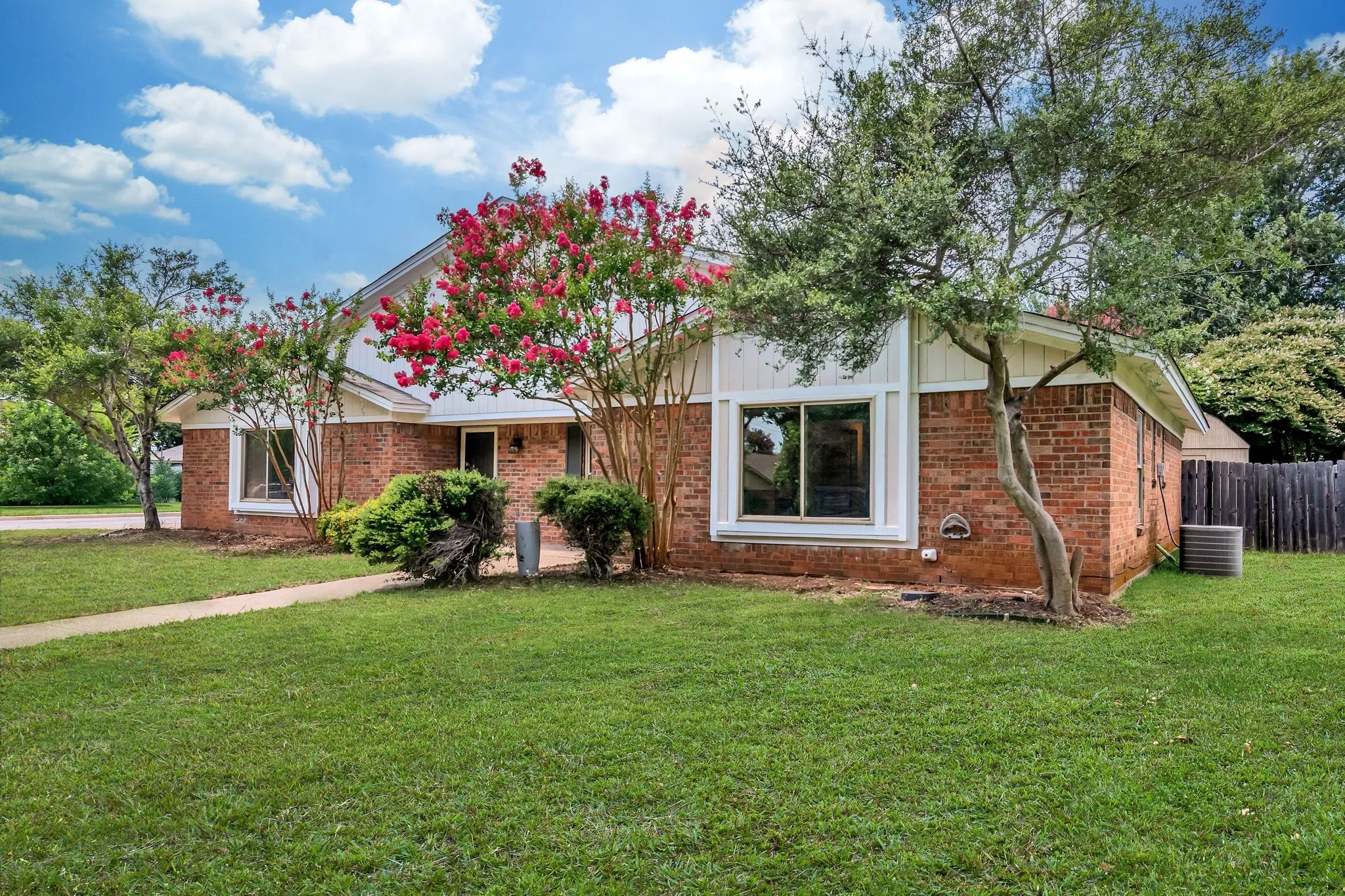 Single Family Residence For Sale in Tarrant County , 5501 Wood View Street, North Richland Hills, Texas 76180, 4 Bedroom, 2 Bathroom, 1 Garage spaces, 1,844 Sqft, built in 1979, mls#21321231, Real Estate Agent in North Richland Hills, Homes For Sale in Tarrant county, Homes For Sale in North Richland Hills, Realtor in North Richland Hills Texas, Real Estate Brokerage Independent Realty Texas, Luminita Cordes Realtor