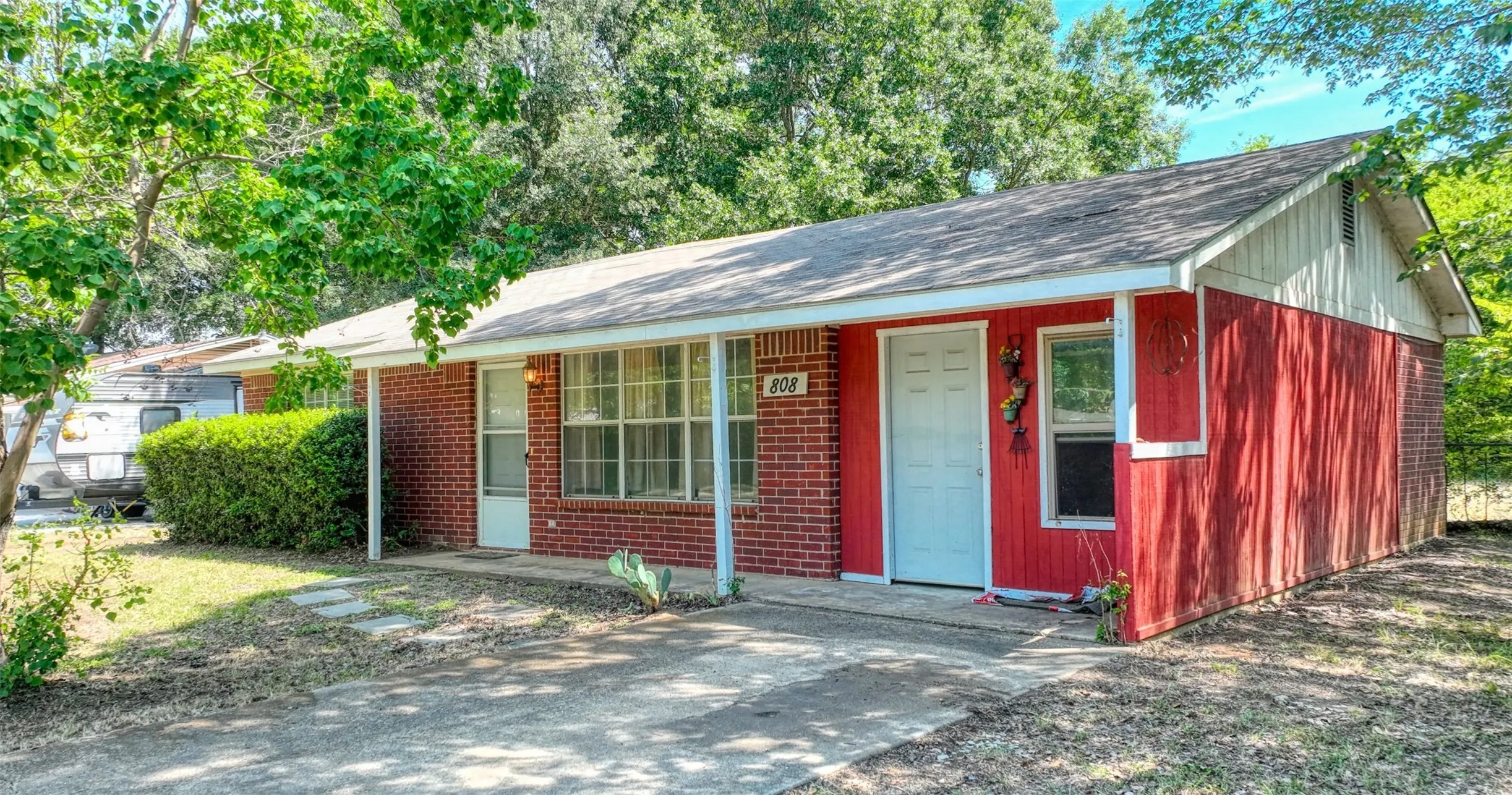 Single Family Residence For Sale in Navarro County , 808 N Wright Avenue, Kerens, Texas 75144, 2 Bedroom, 1 Bathroom, Garage spaces, 927 Sqft, built in 1999, mls#21321482, Real Estate Agent in Kerens, Homes For Sale in Navarro county, Homes For Sale in Kerens, Realtor in Kerens Texas, Real Estate Brokerage Independent Realty Texas, Luminita Cordes Realtor