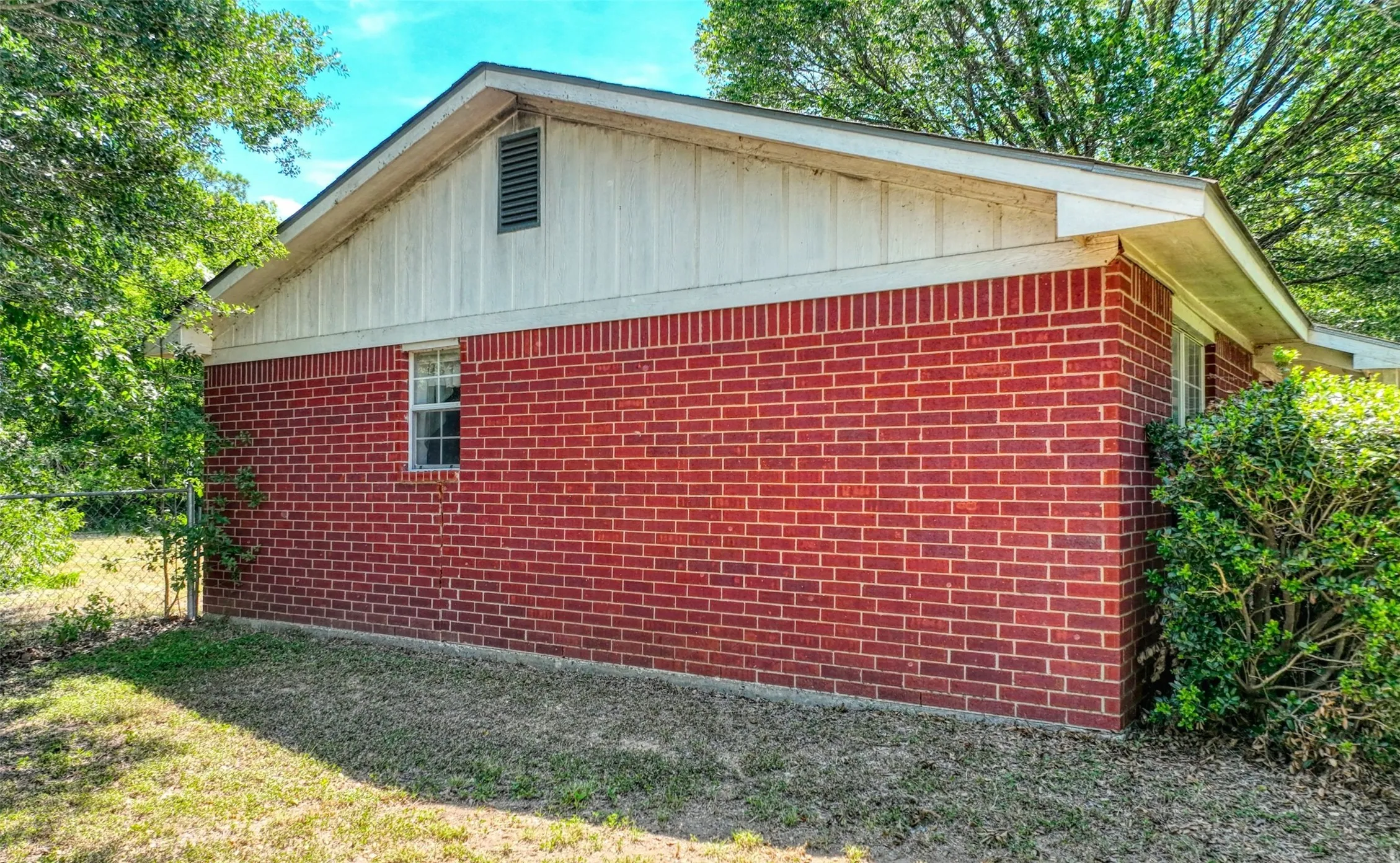 Single Family Residence For Sale in Navarro County , 808 N Wright Avenue, Kerens, Texas 75144, 2 Bedroom, 1 Bathroom, Garage spaces, 927 Sqft, built in 1999, mls#21321482, Real Estate Agent in Kerens, Homes For Sale in Navarro county, Homes For Sale in Kerens, Realtor in Kerens Texas, Real Estate Brokerage Independent Realty Texas, Luminita Cordes Realtor