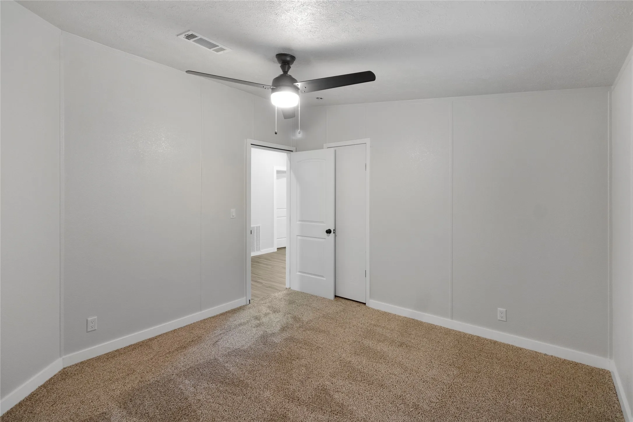 Single Family Residence For Sale in Kaufman County , 10595 Northlake Circle, Kemp, Texas 75143, 4 Bedroom, 2 Bathroom, 2 Garage spaces, 2,496 Sqft, built in 2003, mls#21321269, Real Estate Agent in Kemp, Homes For Sale in Kaufman county, Homes For Sale in Kemp, Realtor in Kemp Texas, Real Estate Brokerage Independent Realty Texas, Luminita Cordes Realtor