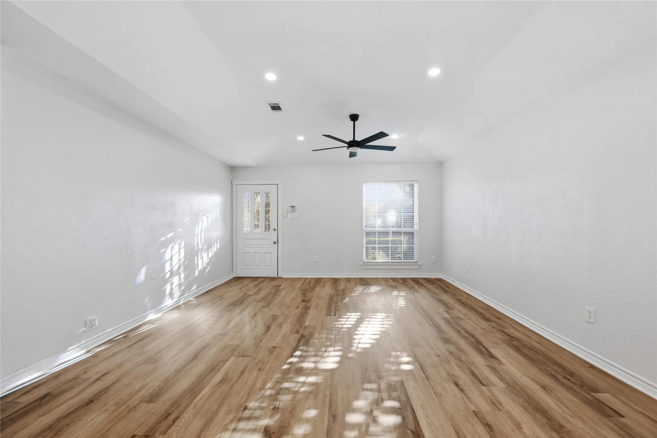 Single Family Residence For Sale in Denton County , 2740 Cancun Lane, Dallas, Texas 75287, 3 Bedroom, 3 Bathroom, 2 Garage spaces, 2,229 Sqft, built in 1983, mls#21309239, Real Estate Agent in Dallas, Homes For Sale in Denton county, Homes For Sale in Dallas, Realtor in Dallas Texas, Real Estate Brokerage Independent Realty Texas, Luminita Cordes Realtor