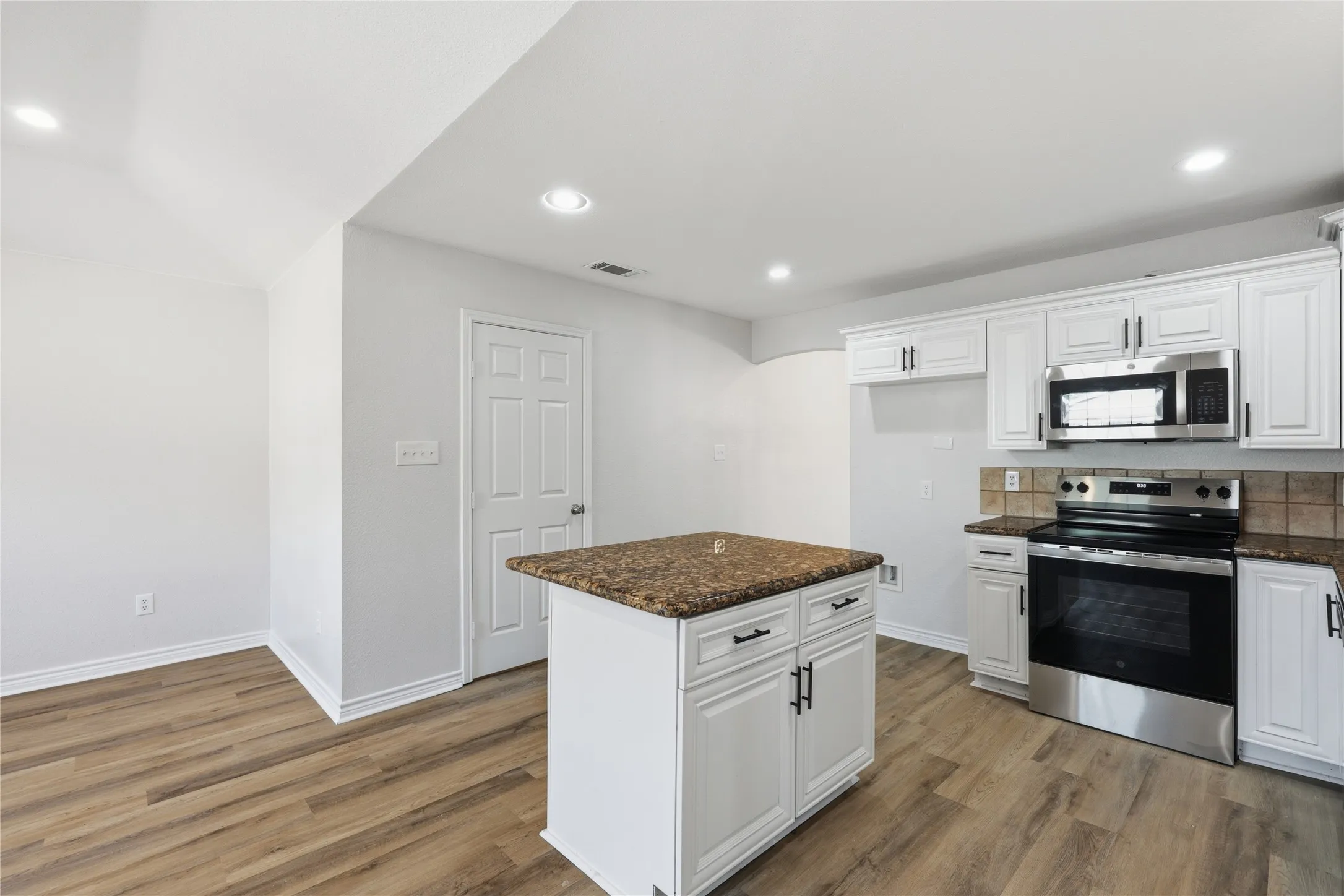 Single Family Residence For Sale in Denton County , 2740 Cancun Lane, Dallas, Texas 75287, 3 Bedroom, 3 Bathroom, 2 Garage spaces, 2,229 Sqft, built in 1983, mls#21309239, Real Estate Agent in Dallas, Homes For Sale in Denton county, Homes For Sale in Dallas, Realtor in Dallas Texas, Real Estate Brokerage Independent Realty Texas, Luminita Cordes Realtor