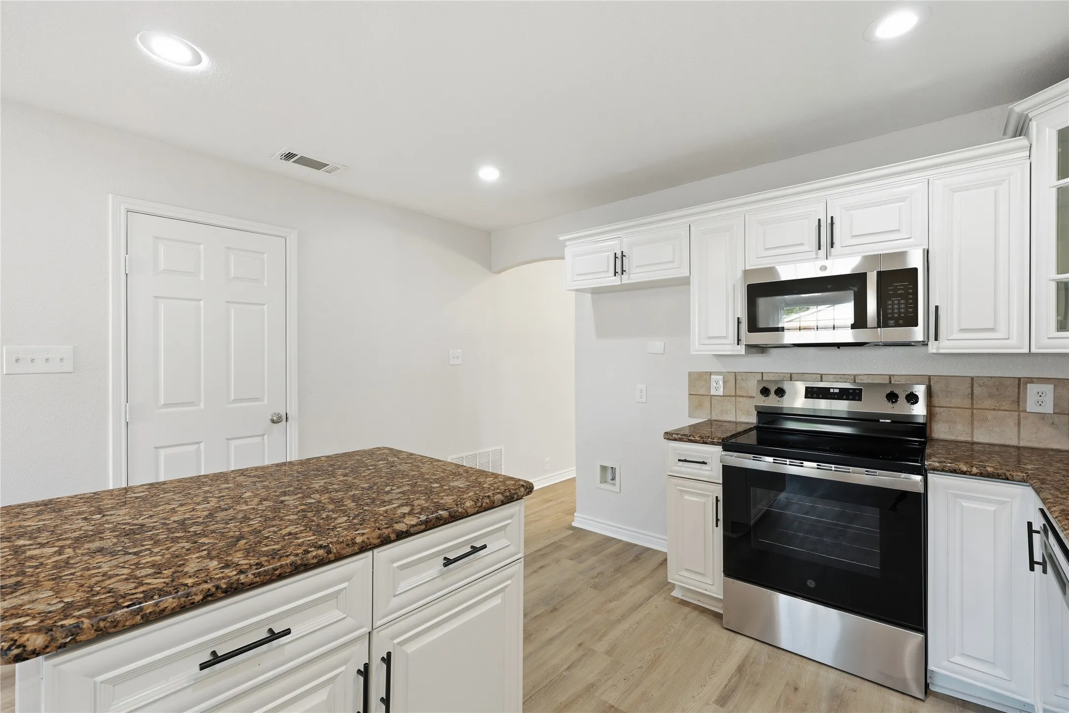 Single Family Residence For Sale in Denton County , 2740 Cancun Lane, Dallas, Texas 75287, 3 Bedroom, 3 Bathroom, 2 Garage spaces, 2,229 Sqft, built in 1983, mls#21309239, Real Estate Agent in Dallas, Homes For Sale in Denton county, Homes For Sale in Dallas, Realtor in Dallas Texas, Real Estate Brokerage Independent Realty Texas, Luminita Cordes Realtor