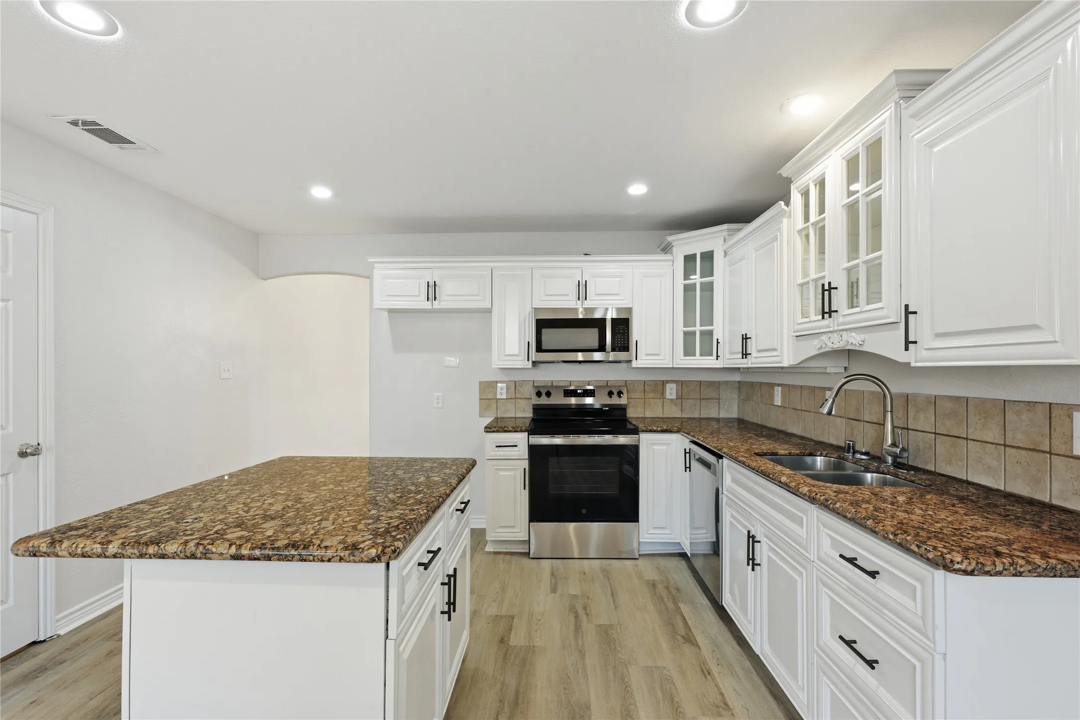 Single Family Residence For Sale in Denton County , 2740 Cancun Lane, Dallas, Texas 75287, 3 Bedroom, 3 Bathroom, 2 Garage spaces, 2,229 Sqft, built in 1983, mls#21309239, Real Estate Agent in Dallas, Homes For Sale in Denton county, Homes For Sale in Dallas, Realtor in Dallas Texas, Real Estate Brokerage Independent Realty Texas, Luminita Cordes Realtor