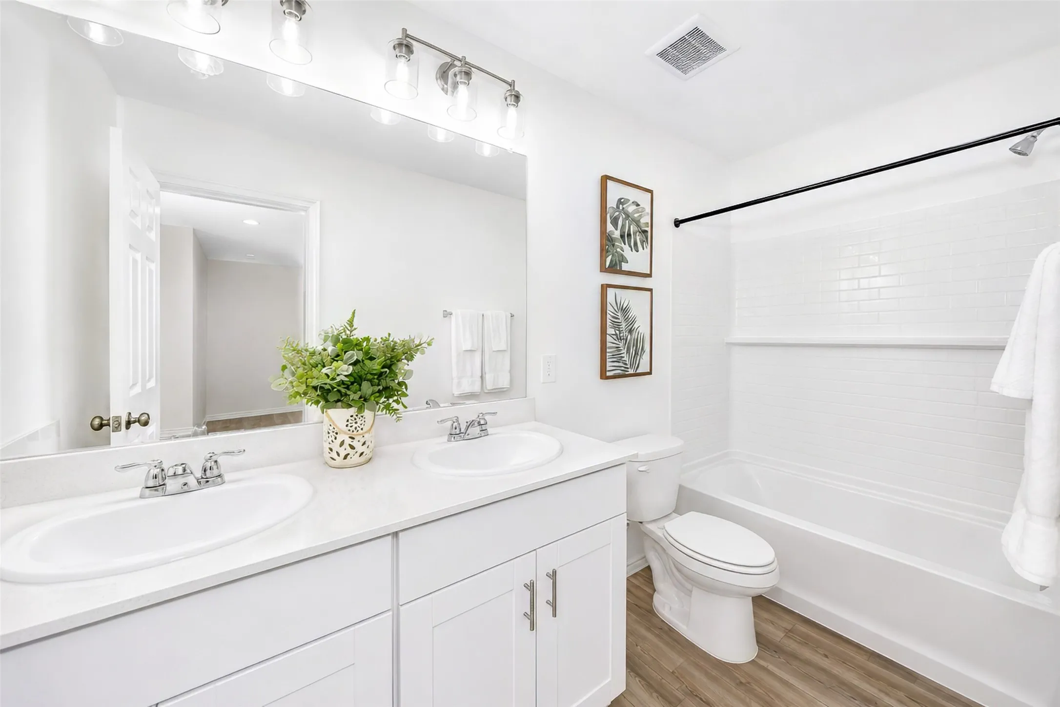 Upstairs Full Bath
11' x 5'1"