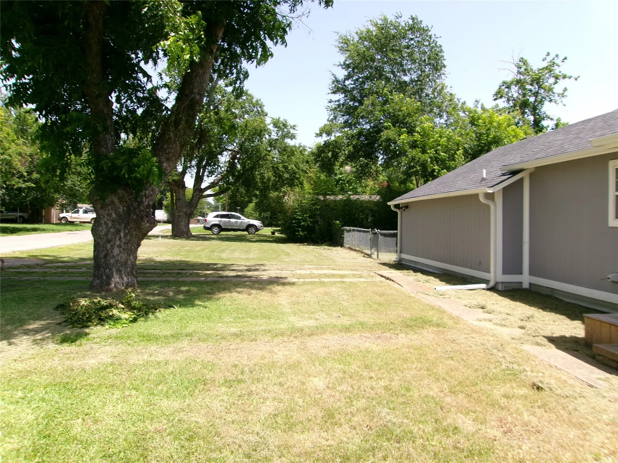 Single Family Residence For Sale in Fannin County , 419 W Evans Avenue, Bonham, Texas 75418, 3 Bedroom, 2 Bathroom, Garage spaces, 1,389 Sqft, built in 1943, mls#21316300, Real Estate Agent in Bonham, Homes For Sale in Fannin county, Homes For Sale in Bonham, Realtor in Bonham Texas, Real Estate Brokerage Independent Realty Texas, Luminita Cordes Realtor