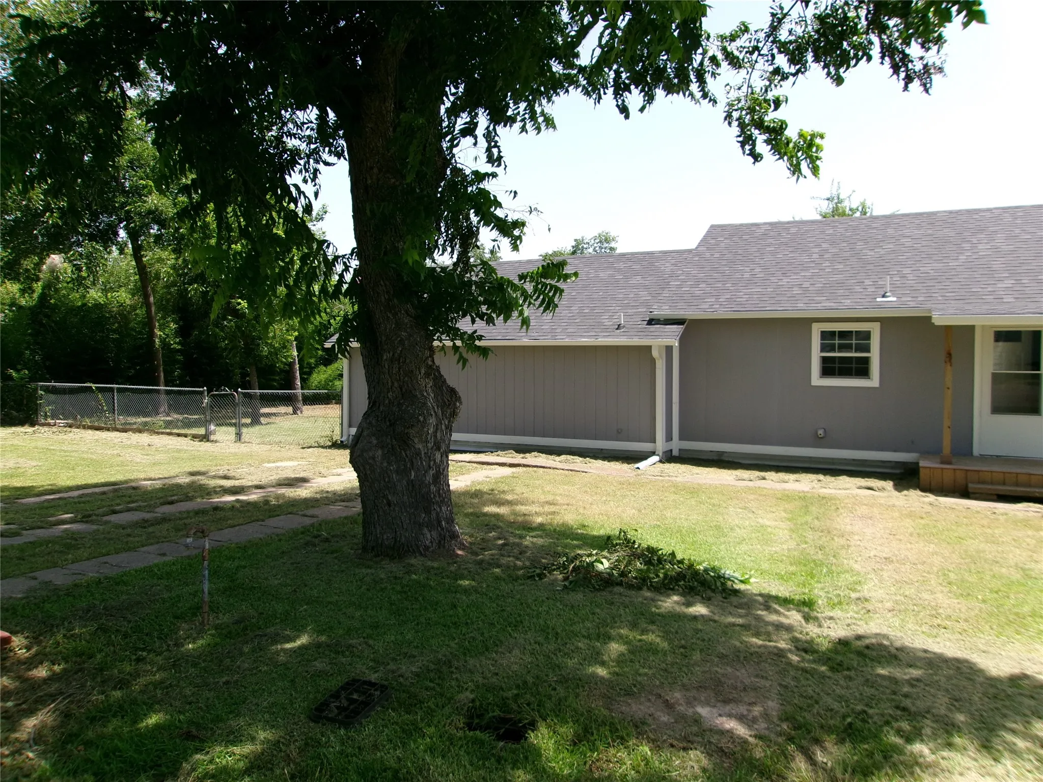 Single Family Residence For Sale in Fannin County , 419 W Evans Avenue, Bonham, Texas 75418, 3 Bedroom, 2 Bathroom, Garage spaces, 1,389 Sqft, built in 1943, mls#21316300, Real Estate Agent in Bonham, Homes For Sale in Fannin county, Homes For Sale in Bonham, Realtor in Bonham Texas, Real Estate Brokerage Independent Realty Texas, Luminita Cordes Realtor