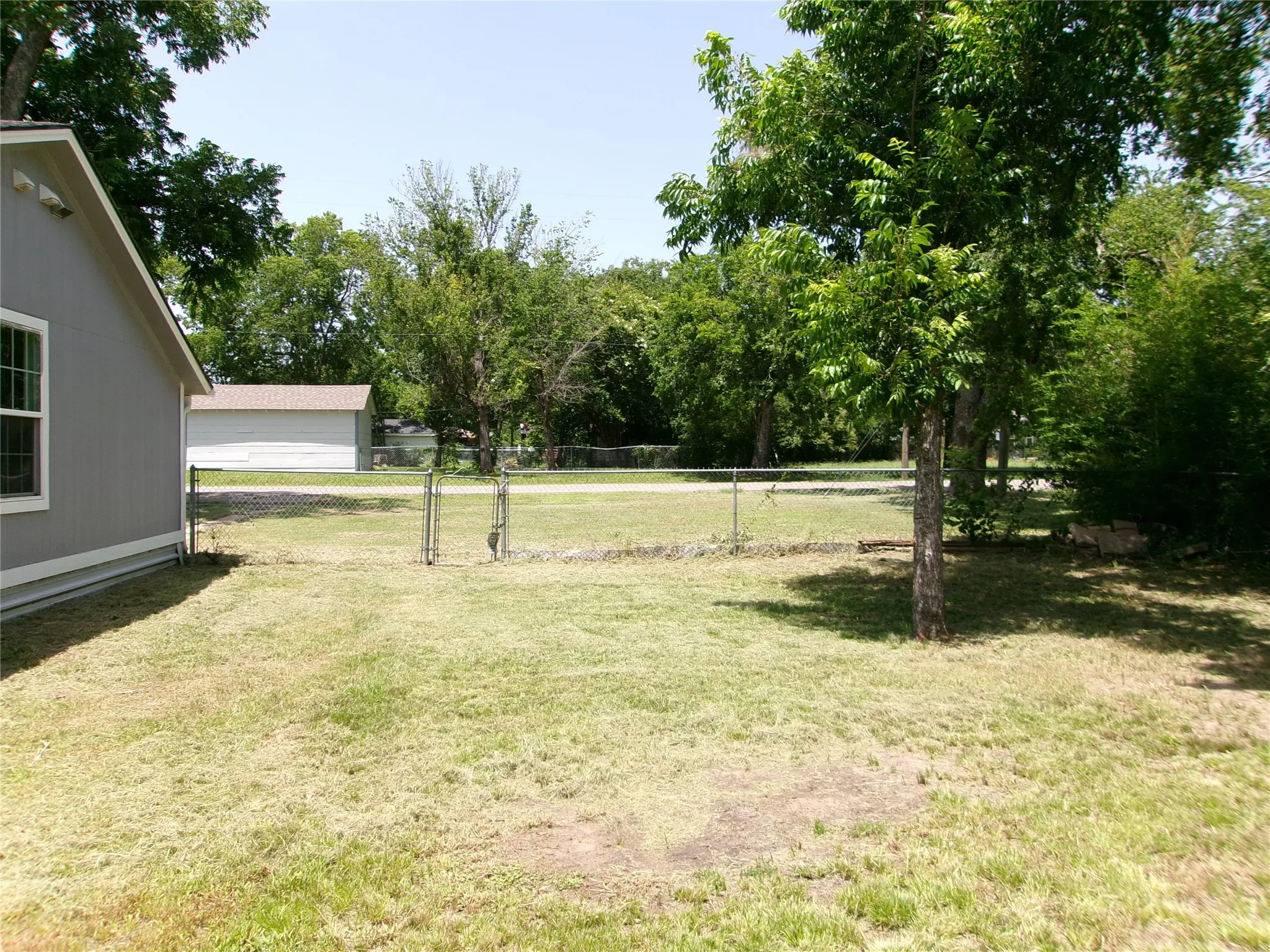 Single Family Residence For Sale in Fannin County , 419 W Evans Avenue, Bonham, Texas 75418, 3 Bedroom, 2 Bathroom, Garage spaces, 1,389 Sqft, built in 1943, mls#21316300, Real Estate Agent in Bonham, Homes For Sale in Fannin county, Homes For Sale in Bonham, Realtor in Bonham Texas, Real Estate Brokerage Independent Realty Texas, Luminita Cordes Realtor