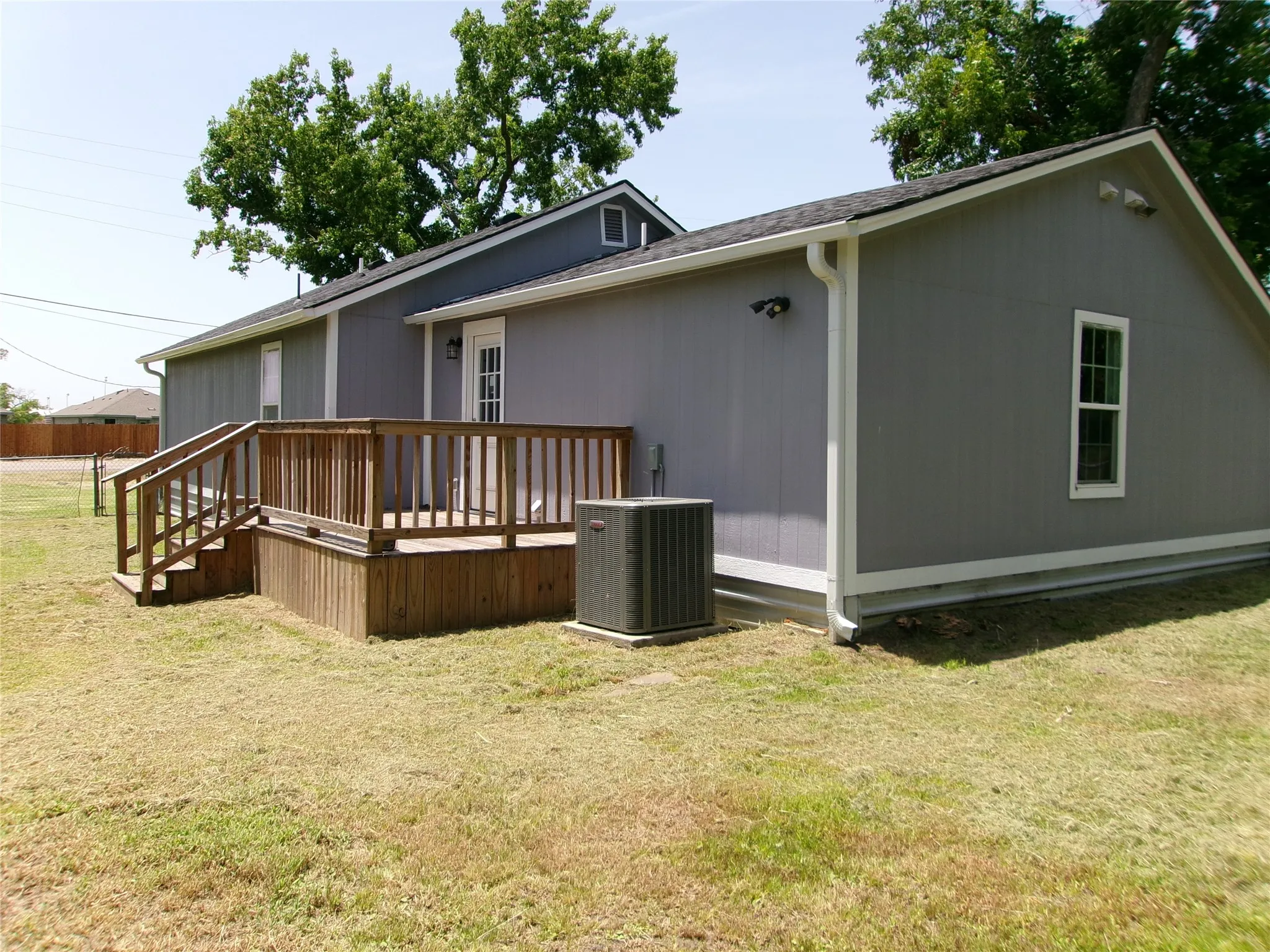 Single Family Residence For Sale in Fannin County , 419 W Evans Avenue, Bonham, Texas 75418, 3 Bedroom, 2 Bathroom, Garage spaces, 1,389 Sqft, built in 1943, mls#21316300, Real Estate Agent in Bonham, Homes For Sale in Fannin county, Homes For Sale in Bonham, Realtor in Bonham Texas, Real Estate Brokerage Independent Realty Texas, Luminita Cordes Realtor