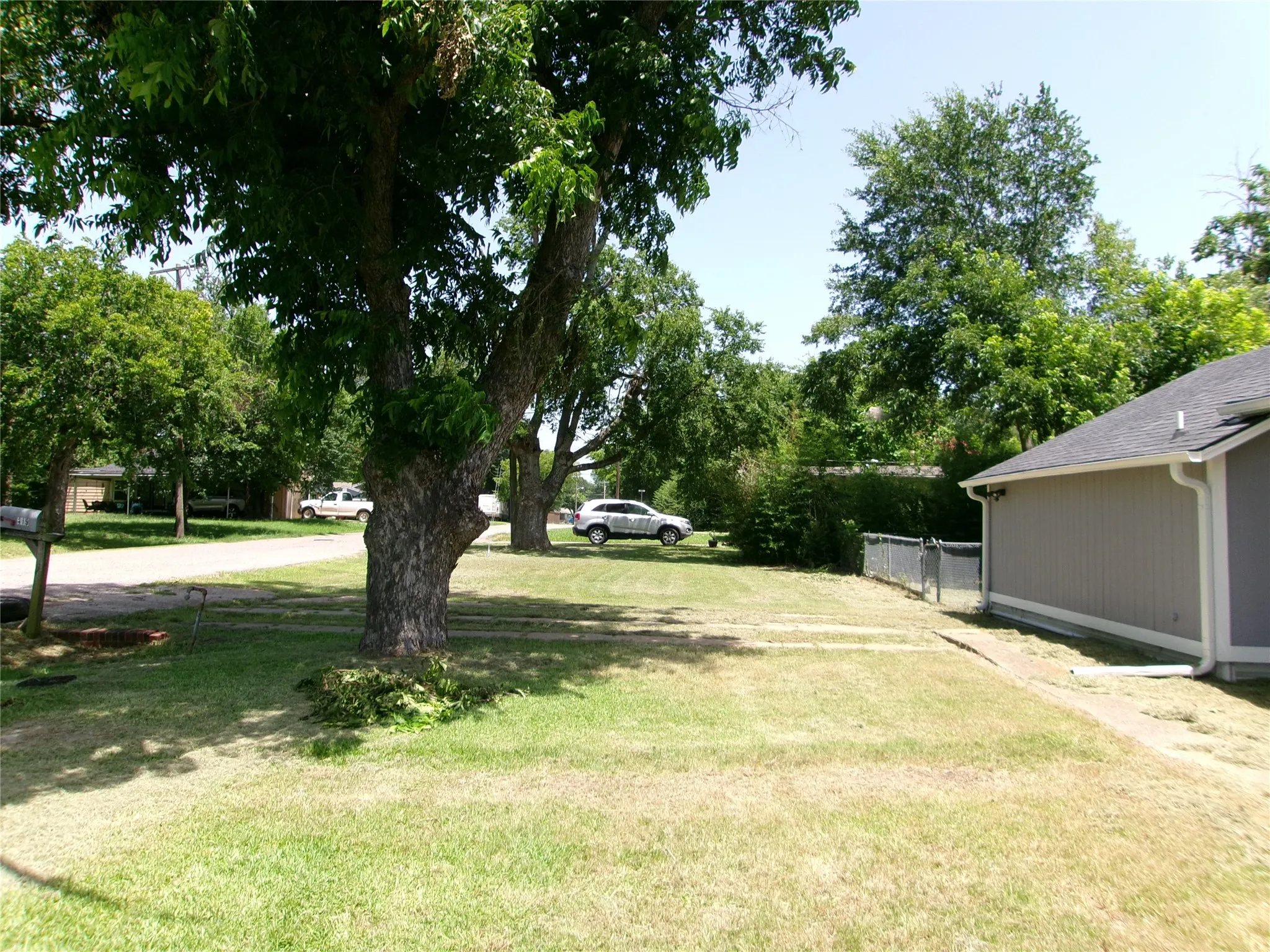 Single Family Residence For Sale in Fannin County , 419 W Evans Avenue, Bonham, Texas 75418, 3 Bedroom, 2 Bathroom, Garage spaces, 1,389 Sqft, built in 1943, mls#21316300, Real Estate Agent in Bonham, Homes For Sale in Fannin county, Homes For Sale in Bonham, Realtor in Bonham Texas, Real Estate Brokerage Independent Realty Texas, Luminita Cordes Realtor