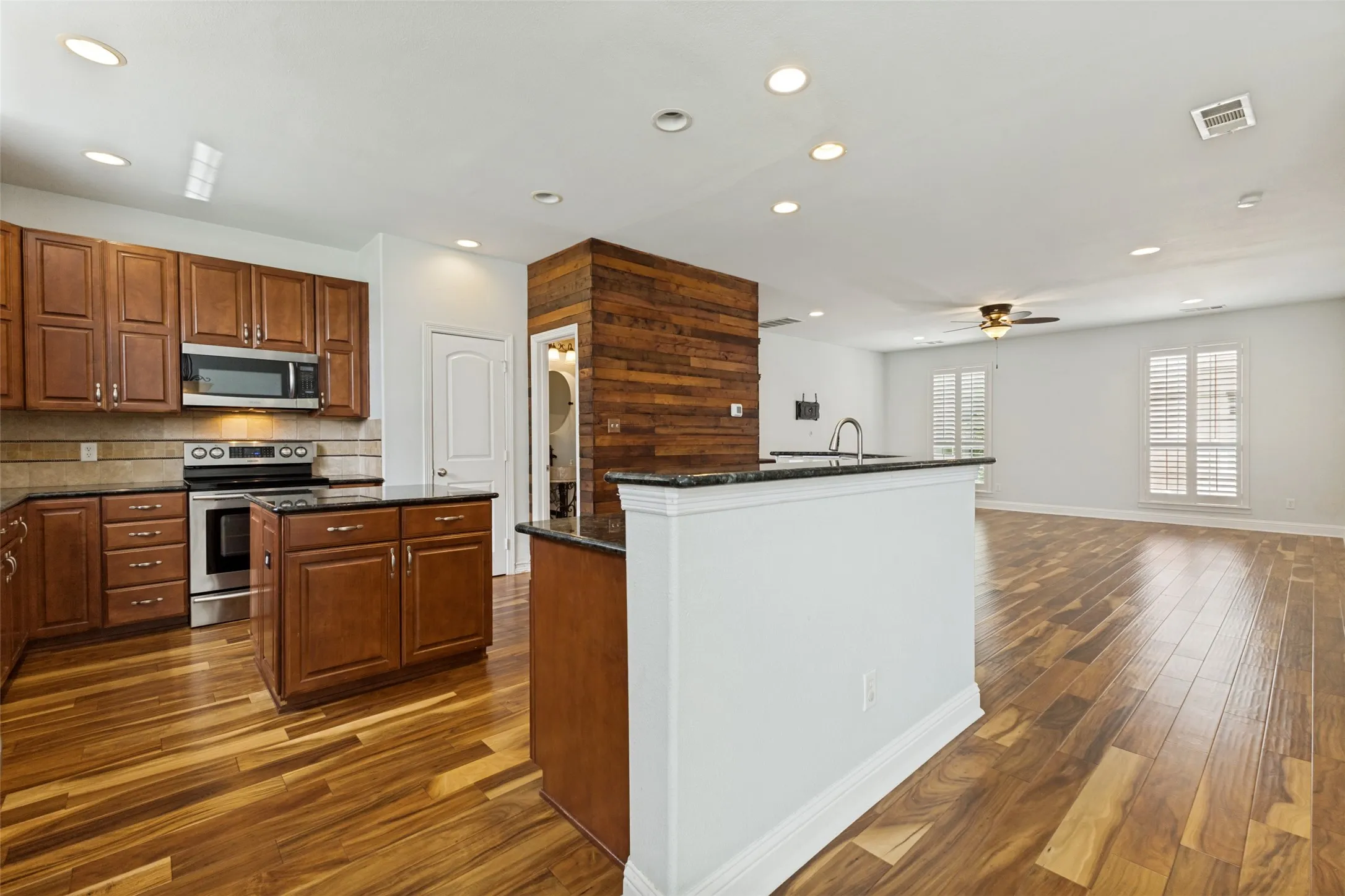 Townhouse For Rent in Dallas County , 4002 Brownstone Court, Dallas, Texas 75204, 3 Bedroom, 4 Bathroom, 2 Garage spaces, 2,413 Sqft, built in 2007, mls#21314697, Real Estate Agent in Dallas, Homes For Rent in Dallas county, Homes For Rent in Dallas, Realtor in Dallas Texas, Real Estate Brokerage Independent Realty Texas, Luminita Cordes Realtor