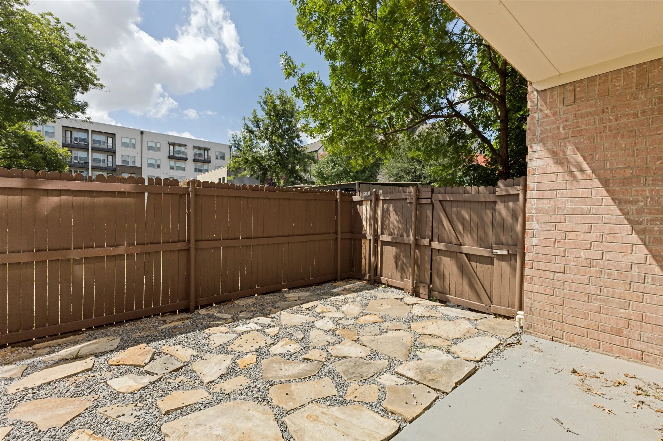 Townhouse For Rent in Dallas County , 4002 Brownstone Court, Dallas, Texas 75204, 3 Bedroom, 4 Bathroom, 2 Garage spaces, 2,413 Sqft, built in 2007, mls#21314697, Real Estate Agent in Dallas, Homes For Rent in Dallas county, Homes For Rent in Dallas, Realtor in Dallas Texas, Real Estate Brokerage Independent Realty Texas, Luminita Cordes Realtor