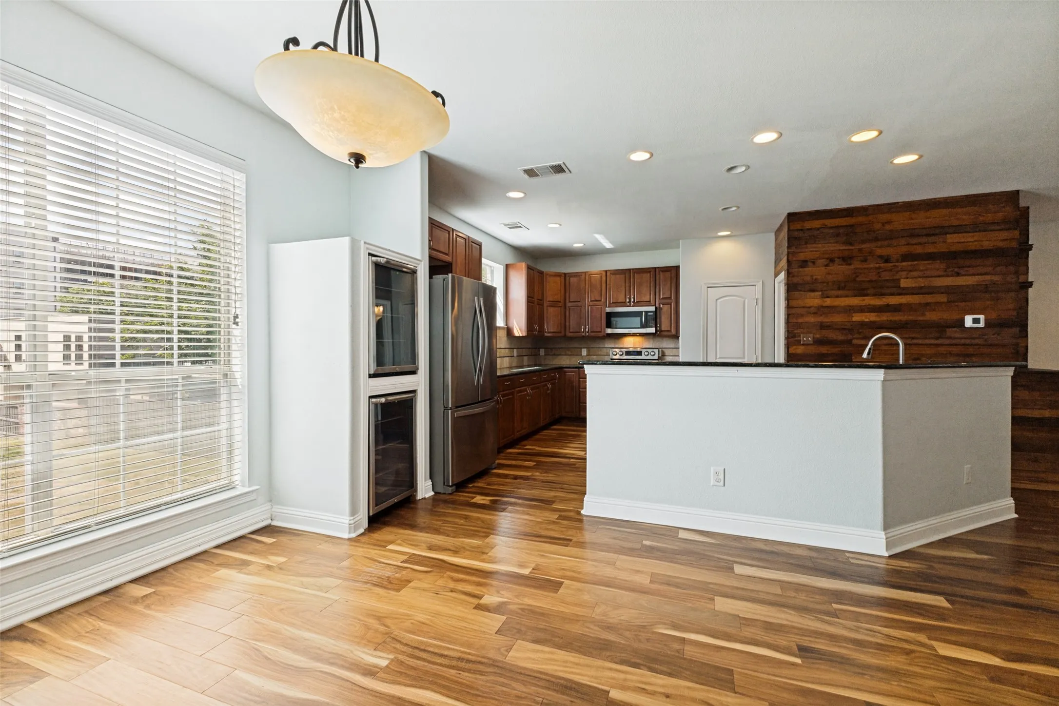 Townhouse For Rent in Dallas County , 4002 Brownstone Court, Dallas, Texas 75204, 3 Bedroom, 4 Bathroom, 2 Garage spaces, 2,413 Sqft, built in 2007, mls#21314697, Real Estate Agent in Dallas, Homes For Rent in Dallas county, Homes For Rent in Dallas, Realtor in Dallas Texas, Real Estate Brokerage Independent Realty Texas, Luminita Cordes Realtor