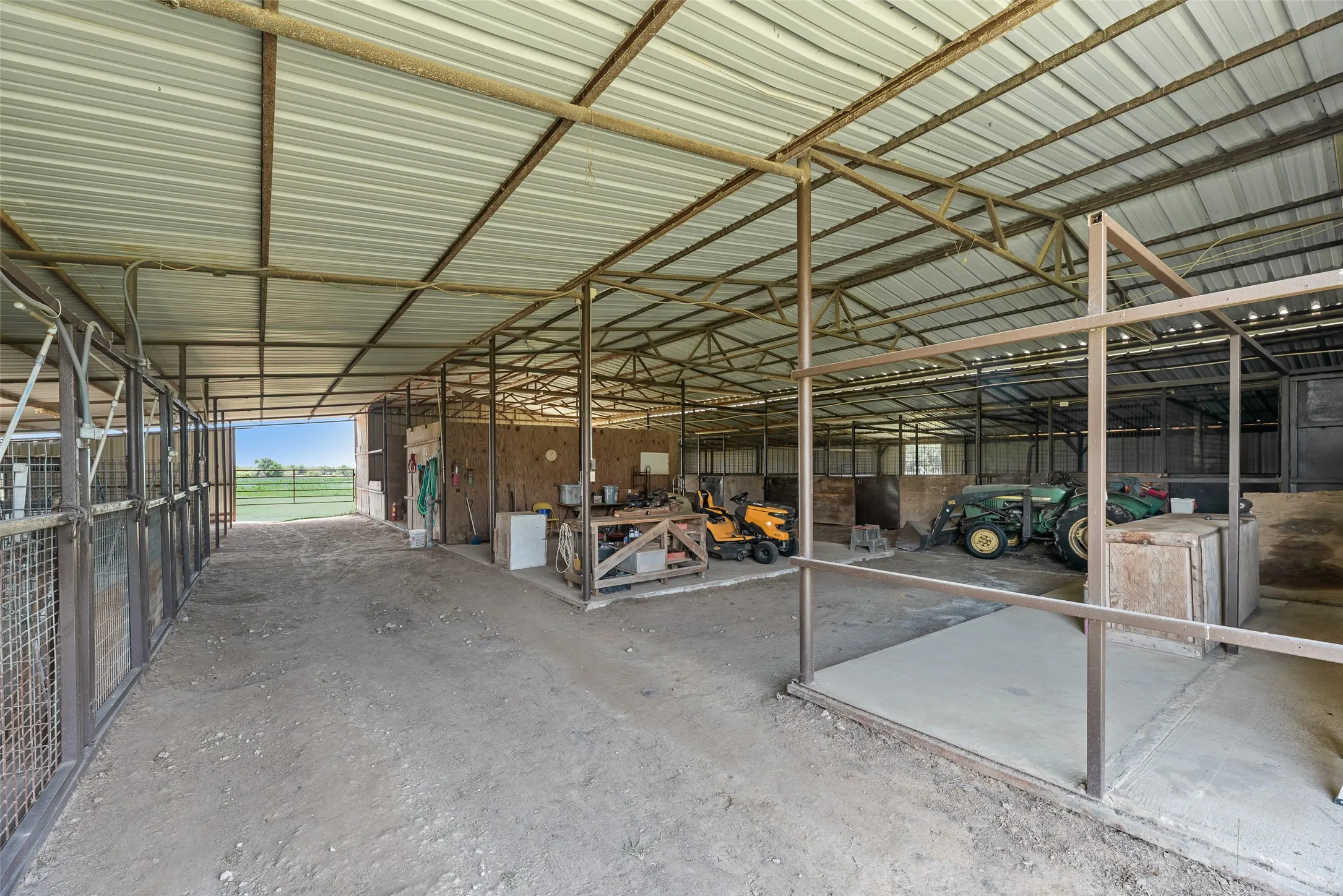 Single Family Residence For Sale in Kaufman County , 8991 County Road 156, Kaufman, Texas 75142, 3 Bedroom, 2 Bathroom, Garage spaces, 1,674 Sqft, built in 1989, mls#21320372, Real Estate Agent in Kaufman, Homes For Sale in Kaufman county, Homes For Sale in Kaufman, Realtor in Kaufman Texas, Real Estate Brokerage Independent Realty Texas, Luminita Cordes Realtor