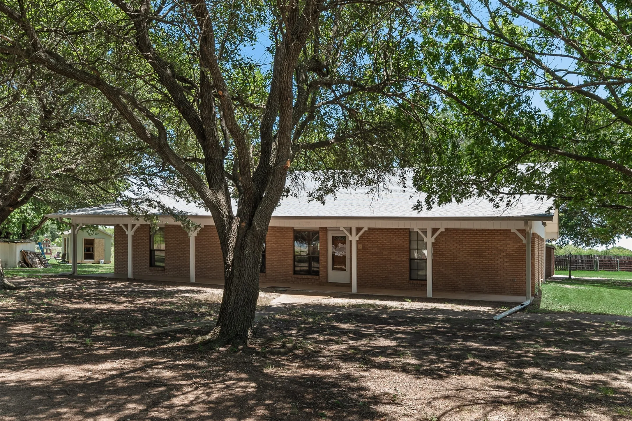 Single Family Residence For Sale in Kaufman County , 8991 County Road 156, Kaufman, Texas 75142, 3 Bedroom, 2 Bathroom, Garage spaces, 1,674 Sqft, built in 1989, mls#21320372, Real Estate Agent in Kaufman, Homes For Sale in Kaufman county, Homes For Sale in Kaufman, Realtor in Kaufman Texas, Real Estate Brokerage Independent Realty Texas, Luminita Cordes Realtor