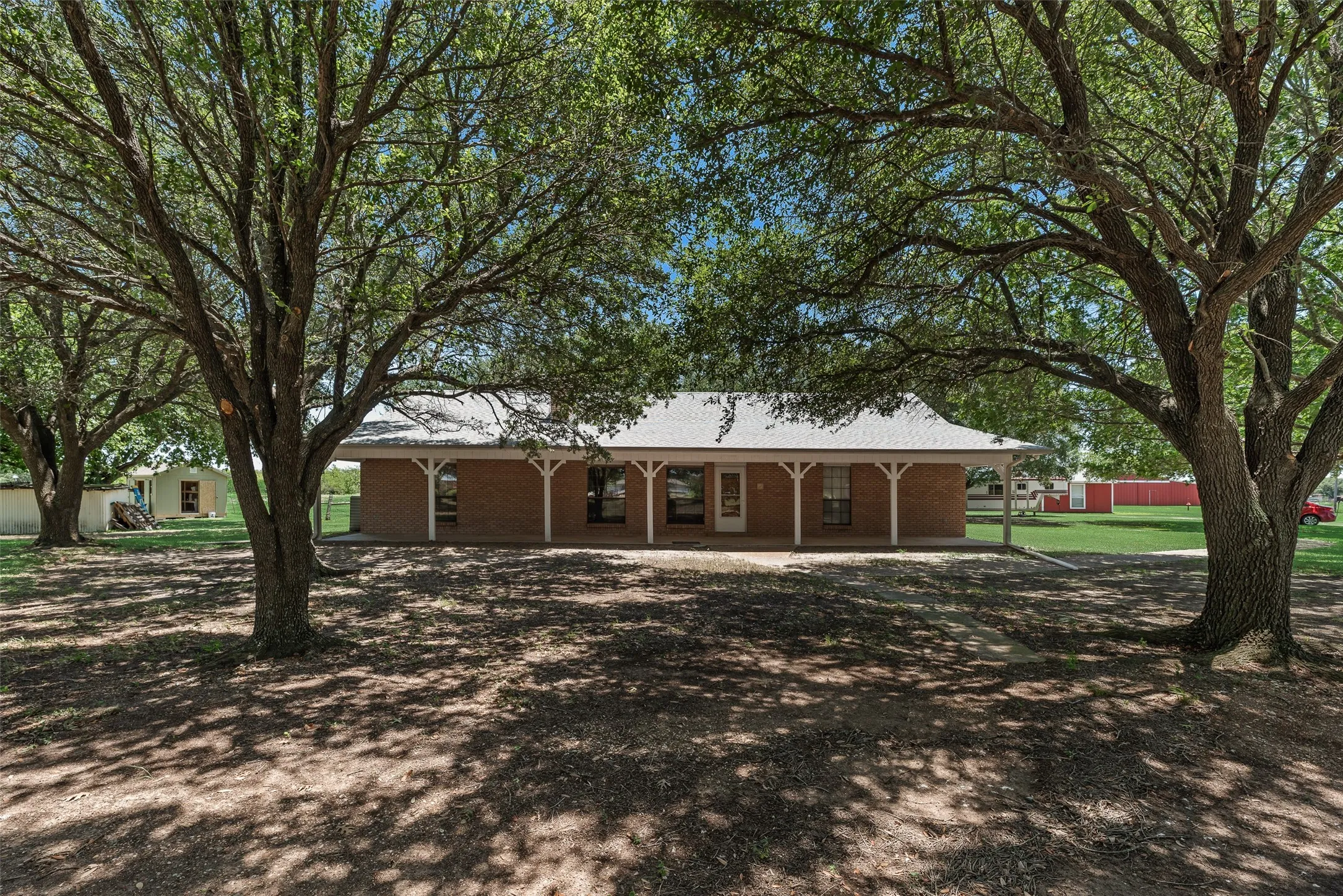 Single Family Residence For Sale in Kaufman County , 8991 County Road 156, Kaufman, Texas 75142, 3 Bedroom, 2 Bathroom, Garage spaces, 1,674 Sqft, built in 1989, mls#21320372, Real Estate Agent in Kaufman, Homes For Sale in Kaufman county, Homes For Sale in Kaufman, Realtor in Kaufman Texas, Real Estate Brokerage Independent Realty Texas, Luminita Cordes Realtor
