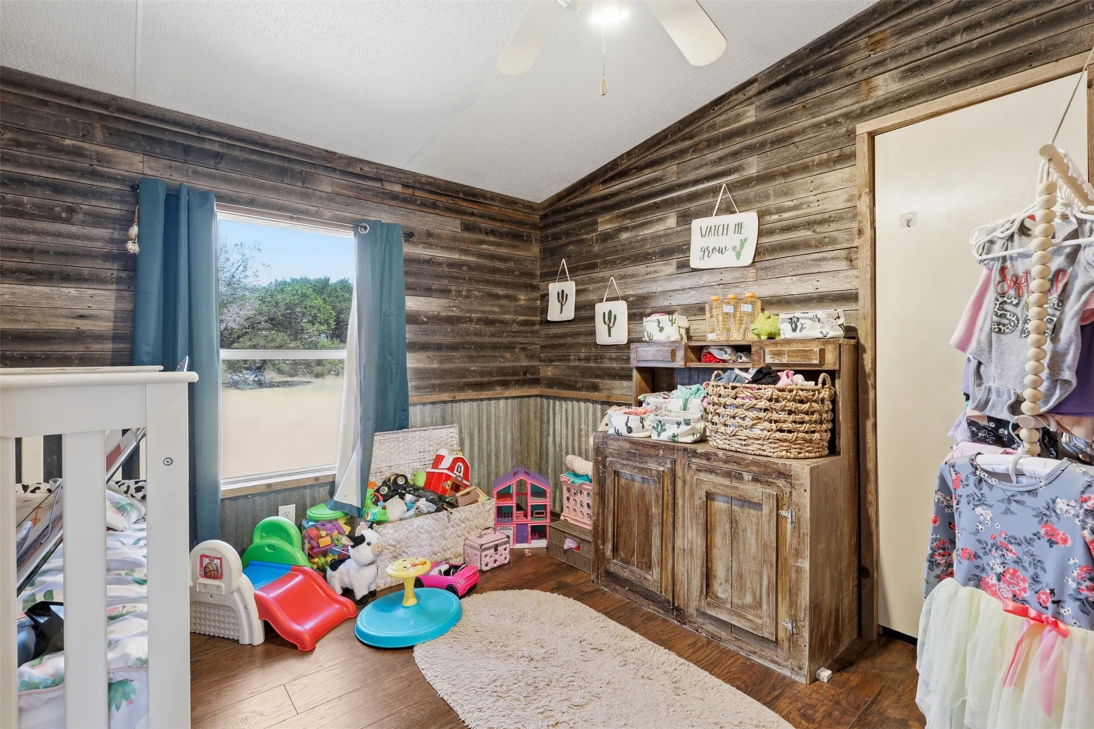 Mobile Home For Sale in Johnson County , 9132 Windmill Court W, Cleburne, Texas 76033, 4 Bedroom, 2 Bathroom, Garage spaces, 1,568 Sqft, built in 2002, mls#21321521, Real Estate Agent in Cleburne, Homes For Sale in Johnson county, Homes For Sale in Cleburne, Realtor in Cleburne Texas, Real Estate Brokerage Independent Realty Texas, Luminita Cordes Realtor