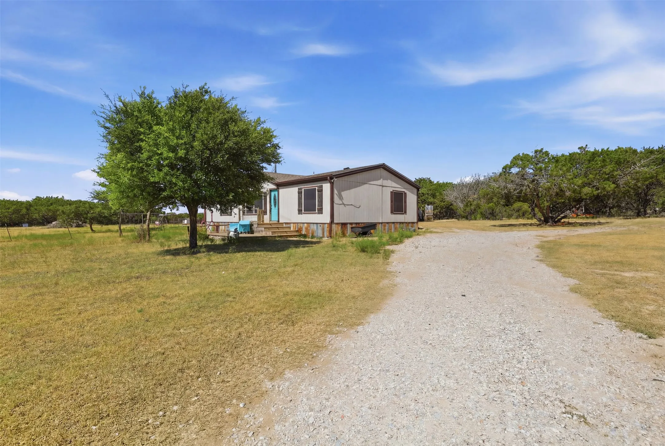 Mobile Home For Sale in Johnson County , 9132 Windmill Court W, Cleburne, Texas 76033, 4 Bedroom, 2 Bathroom, Garage spaces, 1,568 Sqft, built in 2002, mls#21321521, Real Estate Agent in Cleburne, Homes For Sale in Johnson county, Homes For Sale in Cleburne, Realtor in Cleburne Texas, Real Estate Brokerage Independent Realty Texas, Luminita Cordes Realtor