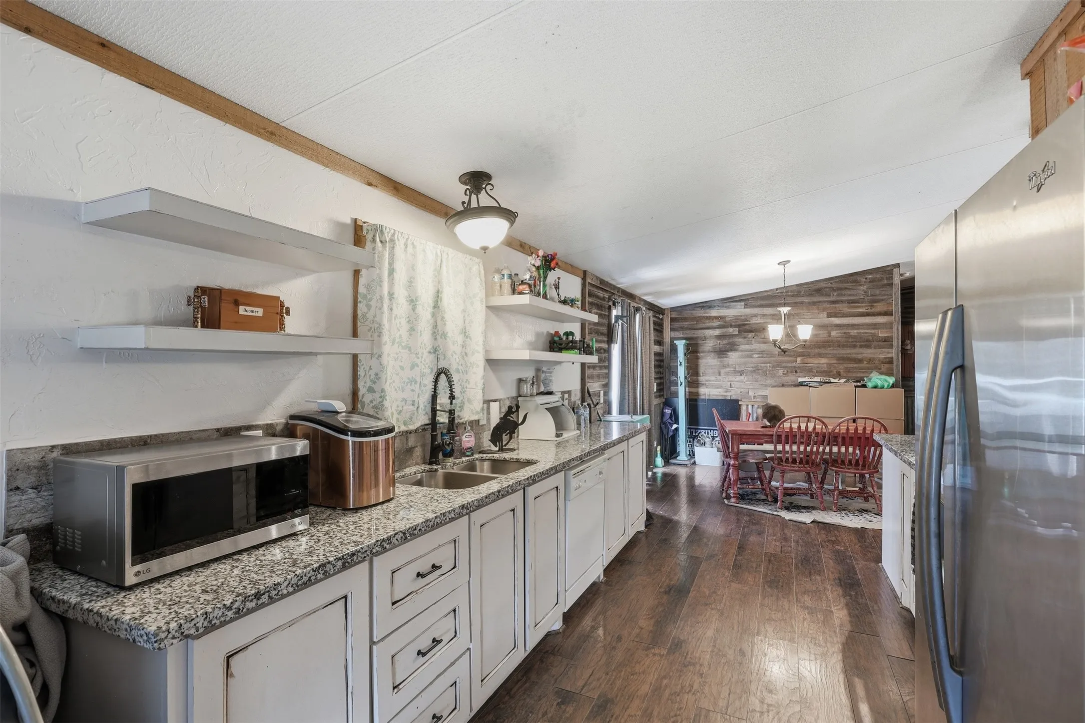 Mobile Home For Sale in Johnson County , 9132 Windmill Court W, Cleburne, Texas 76033, 4 Bedroom, 2 Bathroom, Garage spaces, 1,568 Sqft, built in 2002, mls#21321521, Real Estate Agent in Cleburne, Homes For Sale in Johnson county, Homes For Sale in Cleburne, Realtor in Cleburne Texas, Real Estate Brokerage Independent Realty Texas, Luminita Cordes Realtor