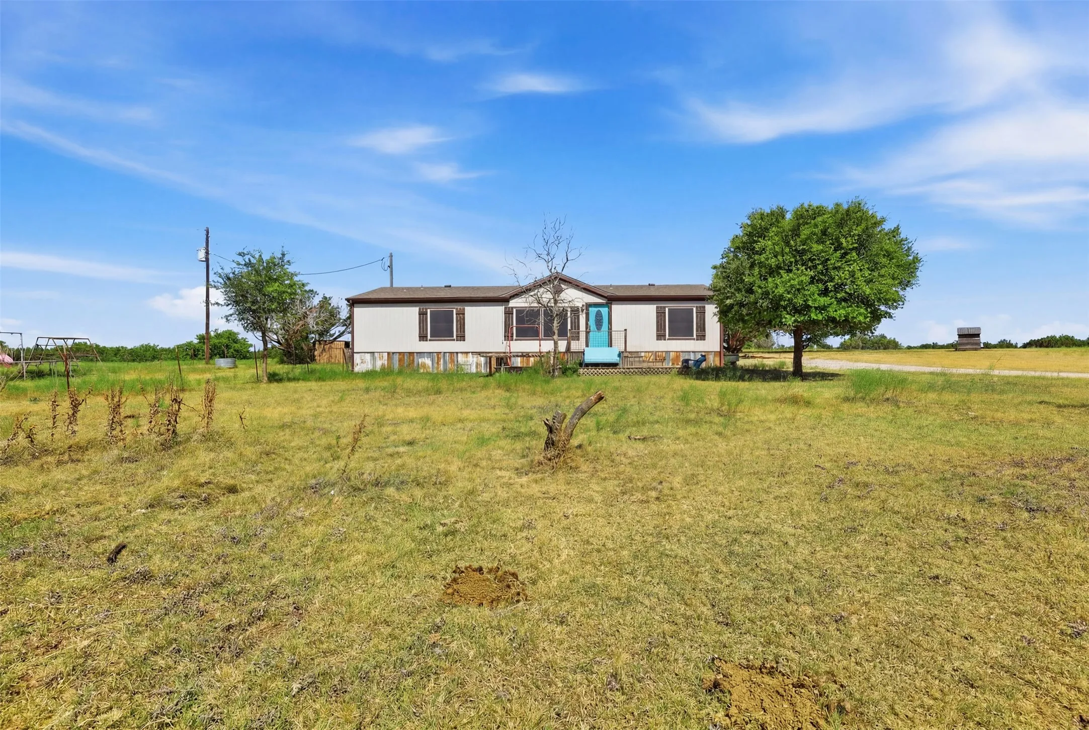 Mobile Home For Sale in Johnson County , 9132 Windmill Court W, Cleburne, Texas 76033, 4 Bedroom, 2 Bathroom, Garage spaces, 1,568 Sqft, built in 2002, mls#21321521, Real Estate Agent in Cleburne, Homes For Sale in Johnson county, Homes For Sale in Cleburne, Realtor in Cleburne Texas, Real Estate Brokerage Independent Realty Texas, Luminita Cordes Realtor