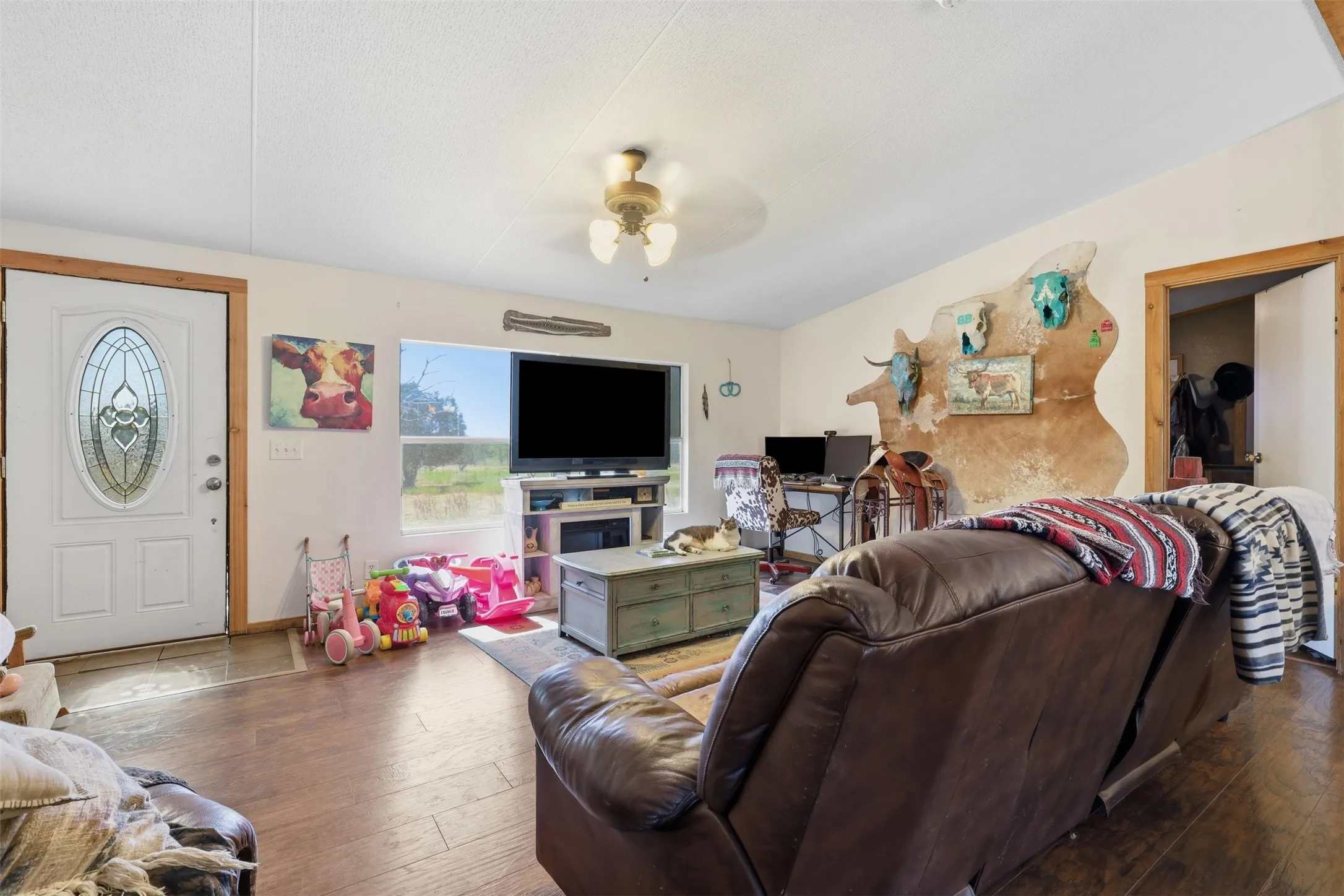 Mobile Home For Sale in Johnson County , 9132 Windmill Court W, Cleburne, Texas 76033, 4 Bedroom, 2 Bathroom, Garage spaces, 1,568 Sqft, built in 2002, mls#21321521, Real Estate Agent in Cleburne, Homes For Sale in Johnson county, Homes For Sale in Cleburne, Realtor in Cleburne Texas, Real Estate Brokerage Independent Realty Texas, Luminita Cordes Realtor