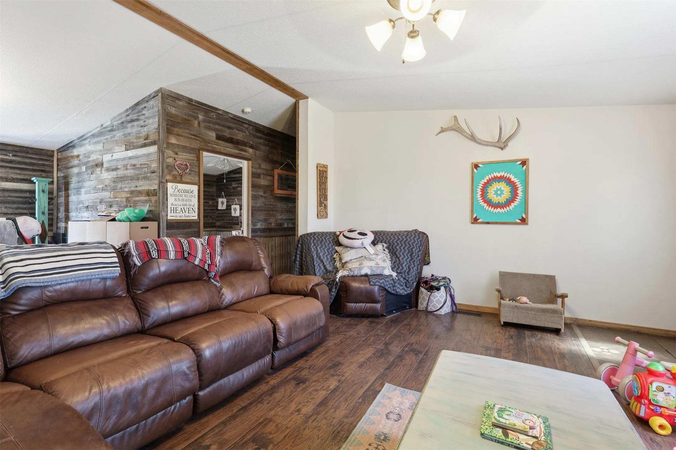 Mobile Home For Sale in Johnson County , 9132 Windmill Court W, Cleburne, Texas 76033, 4 Bedroom, 2 Bathroom, Garage spaces, 1,568 Sqft, built in 2002, mls#21321521, Real Estate Agent in Cleburne, Homes For Sale in Johnson county, Homes For Sale in Cleburne, Realtor in Cleburne Texas, Real Estate Brokerage Independent Realty Texas, Luminita Cordes Realtor