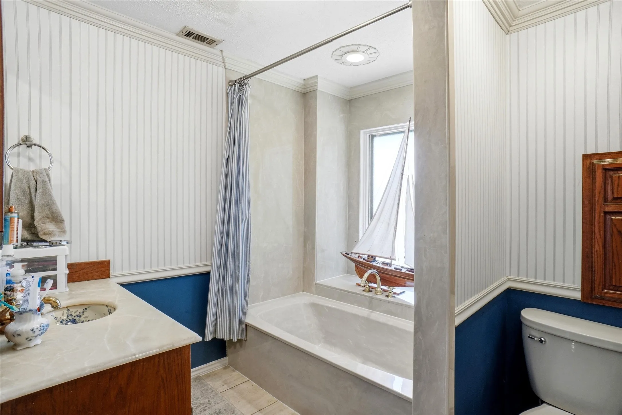 Single Family Residence For Sale in Tarrant County , 2011 Ridgemont Court, Arlington, Texas 76012, 4 Bedroom, 5 Bathroom, 3 Garage spaces, 4,618 Sqft, built in 1981, mls#21320210, Real Estate Agent in Arlington, Homes For Sale in Tarrant county, Homes For Sale in Arlington, Realtor in Arlington Texas, Real Estate Brokerage Independent Realty Texas, Luminita Cordes Realtor