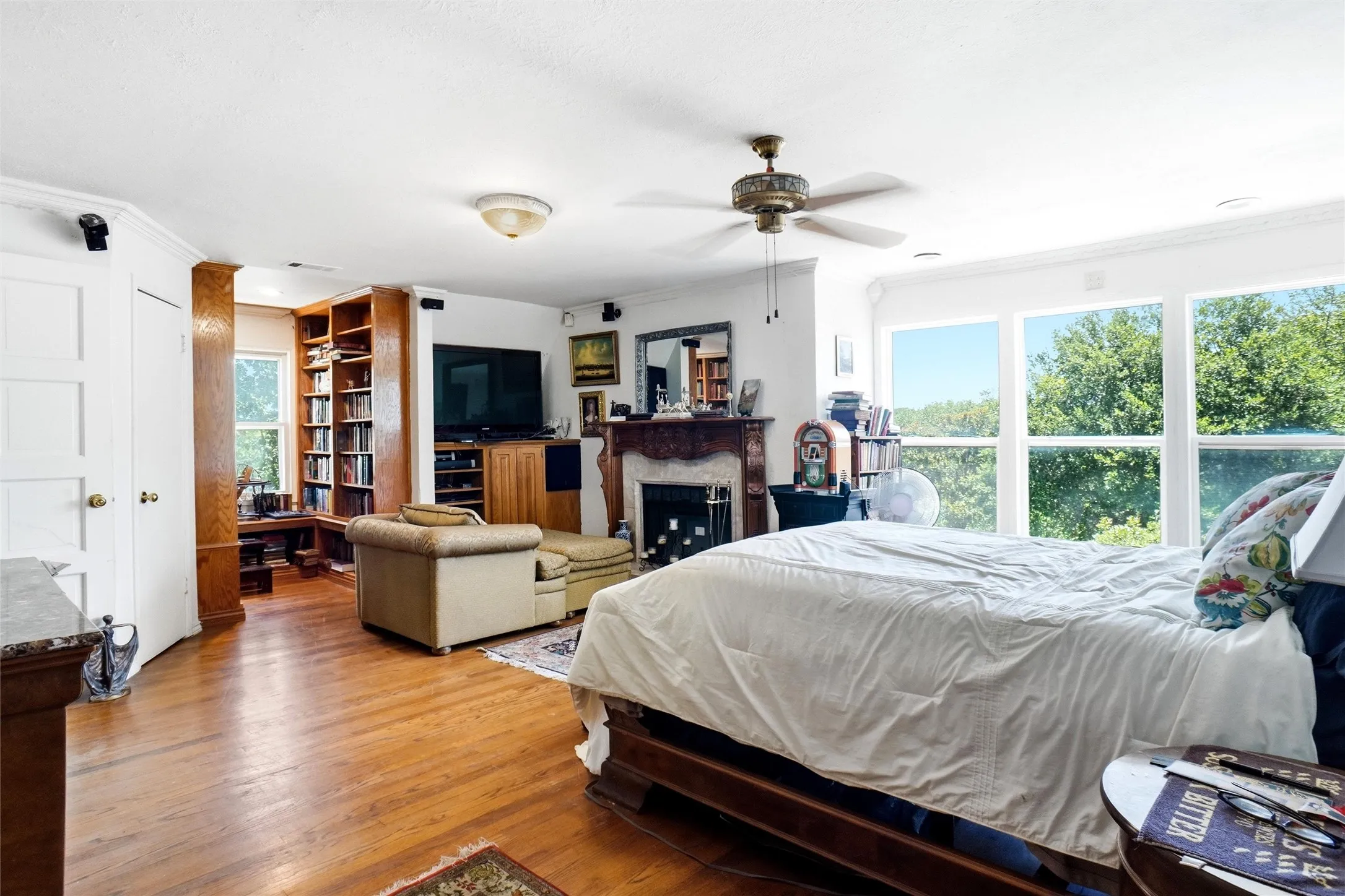 Single Family Residence For Sale in Tarrant County , 2011 Ridgemont Court, Arlington, Texas 76012, 4 Bedroom, 5 Bathroom, 3 Garage spaces, 4,618 Sqft, built in 1981, mls#21320210, Real Estate Agent in Arlington, Homes For Sale in Tarrant county, Homes For Sale in Arlington, Realtor in Arlington Texas, Real Estate Brokerage Independent Realty Texas, Luminita Cordes Realtor