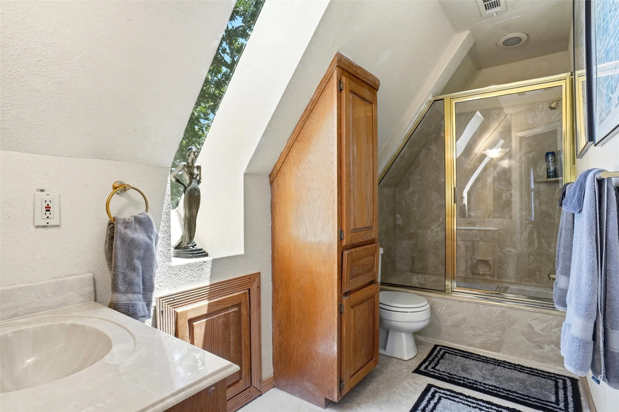 Single Family Residence For Sale in Tarrant County , 2011 Ridgemont Court, Arlington, Texas 76012, 4 Bedroom, 5 Bathroom, 3 Garage spaces, 4,618 Sqft, built in 1981, mls#21320210, Real Estate Agent in Arlington, Homes For Sale in Tarrant county, Homes For Sale in Arlington, Realtor in Arlington Texas, Real Estate Brokerage Independent Realty Texas, Luminita Cordes Realtor