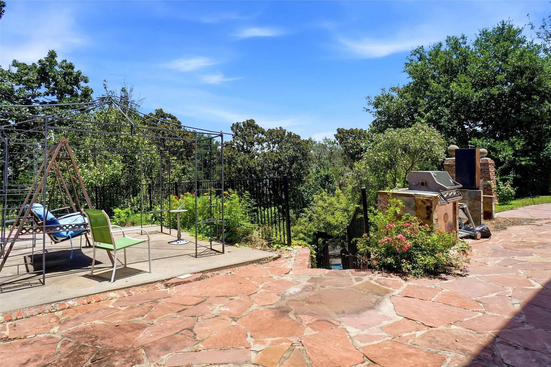 Single Family Residence For Sale in Tarrant County , 2011 Ridgemont Court, Arlington, Texas 76012, 4 Bedroom, 5 Bathroom, 3 Garage spaces, 4,618 Sqft, built in 1981, mls#21320210, Real Estate Agent in Arlington, Homes For Sale in Tarrant county, Homes For Sale in Arlington, Realtor in Arlington Texas, Real Estate Brokerage Independent Realty Texas, Luminita Cordes Realtor