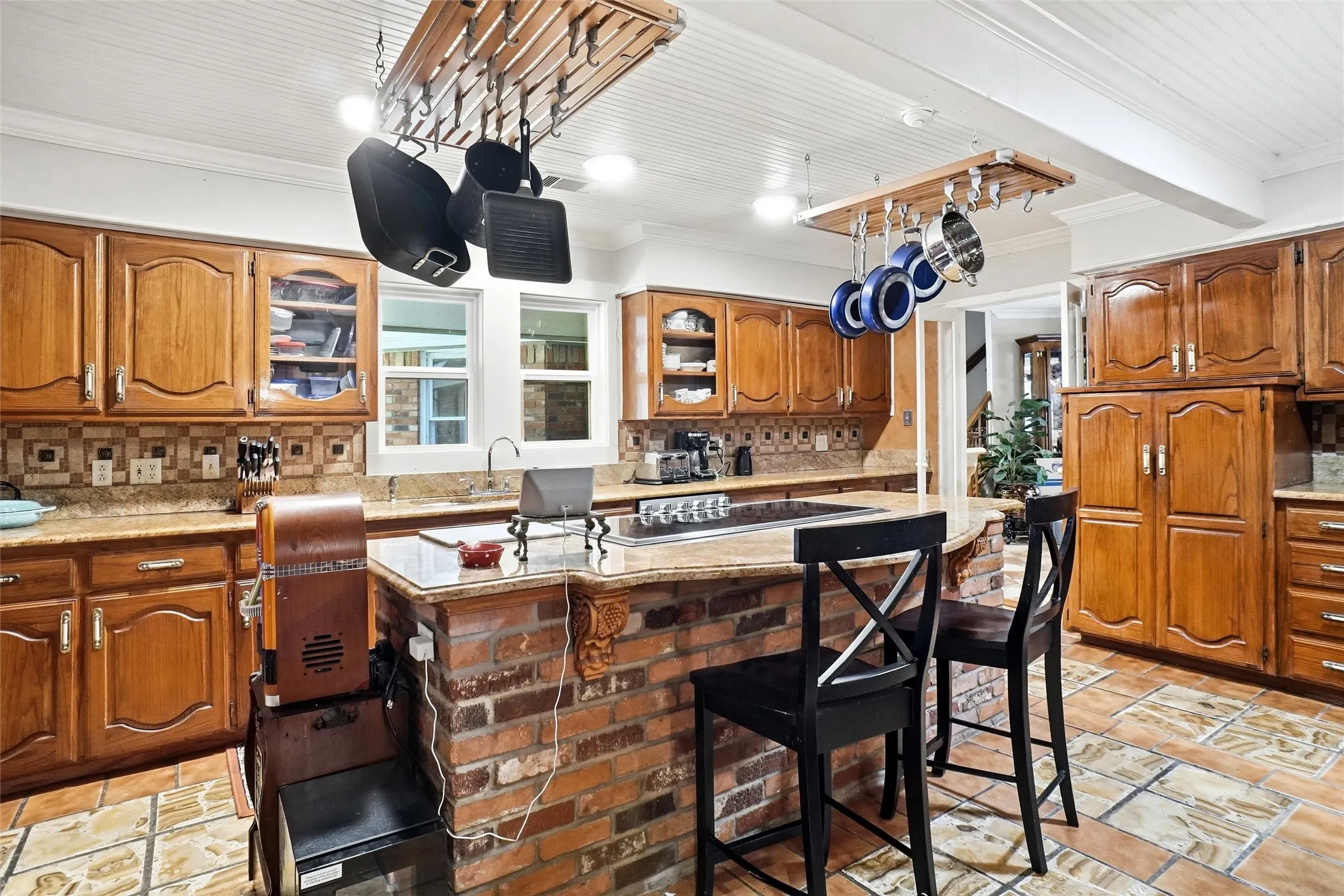 Single Family Residence For Sale in Tarrant County , 2011 Ridgemont Court, Arlington, Texas 76012, 4 Bedroom, 5 Bathroom, 3 Garage spaces, 4,618 Sqft, built in 1981, mls#21320210, Real Estate Agent in Arlington, Homes For Sale in Tarrant county, Homes For Sale in Arlington, Realtor in Arlington Texas, Real Estate Brokerage Independent Realty Texas, Luminita Cordes Realtor