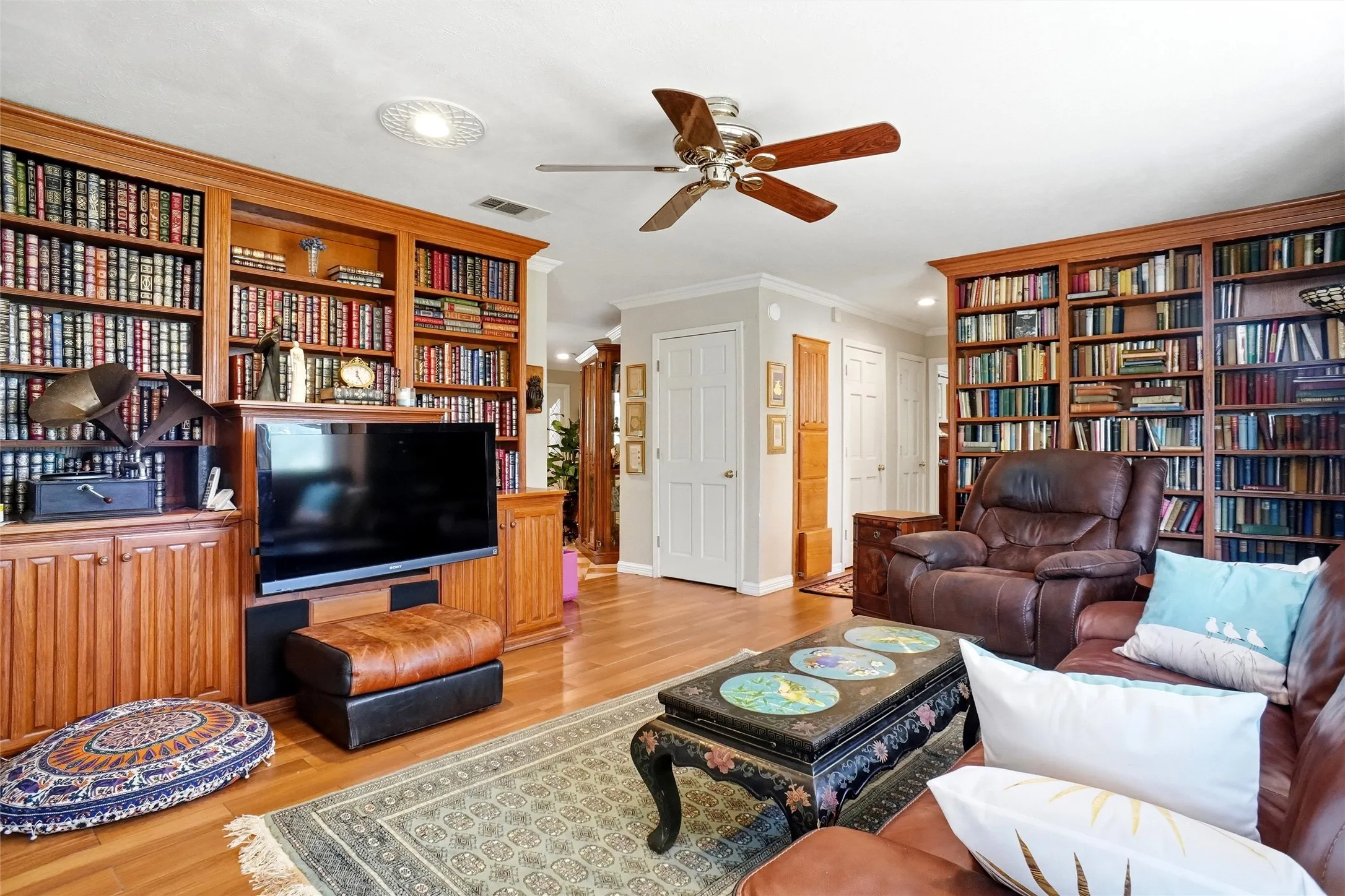 Single Family Residence For Sale in Tarrant County , 2011 Ridgemont Court, Arlington, Texas 76012, 4 Bedroom, 5 Bathroom, 3 Garage spaces, 4,618 Sqft, built in 1981, mls#21320210, Real Estate Agent in Arlington, Homes For Sale in Tarrant county, Homes For Sale in Arlington, Realtor in Arlington Texas, Real Estate Brokerage Independent Realty Texas, Luminita Cordes Realtor