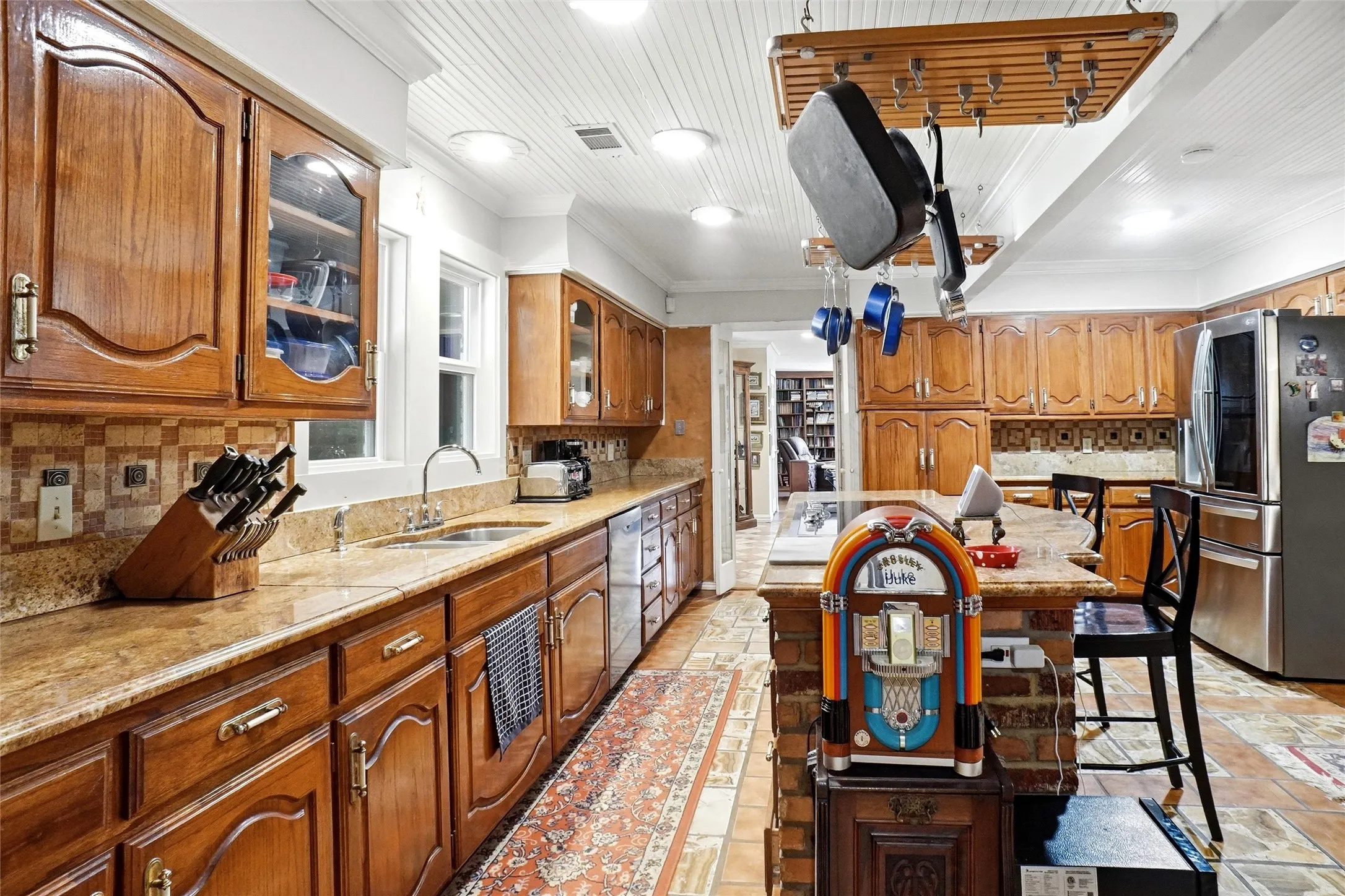 Single Family Residence For Sale in Tarrant County , 2011 Ridgemont Court, Arlington, Texas 76012, 4 Bedroom, 5 Bathroom, 3 Garage spaces, 4,618 Sqft, built in 1981, mls#21320210, Real Estate Agent in Arlington, Homes For Sale in Tarrant county, Homes For Sale in Arlington, Realtor in Arlington Texas, Real Estate Brokerage Independent Realty Texas, Luminita Cordes Realtor