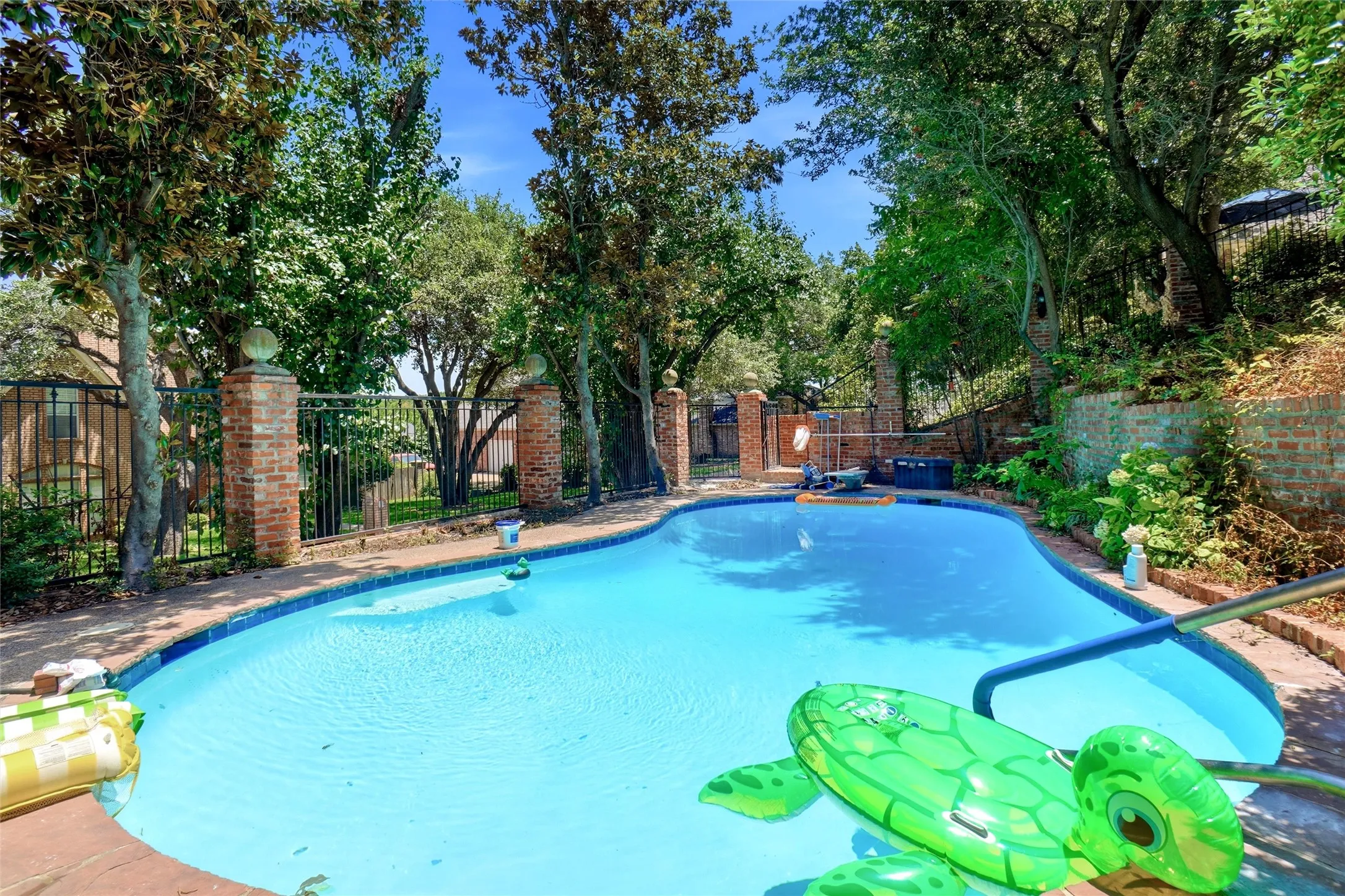 Single Family Residence For Sale in Tarrant County , 2011 Ridgemont Court, Arlington, Texas 76012, 4 Bedroom, 5 Bathroom, 3 Garage spaces, 4,618 Sqft, built in 1981, mls#21320210, Real Estate Agent in Arlington, Homes For Sale in Tarrant county, Homes For Sale in Arlington, Realtor in Arlington Texas, Real Estate Brokerage Independent Realty Texas, Luminita Cordes Realtor