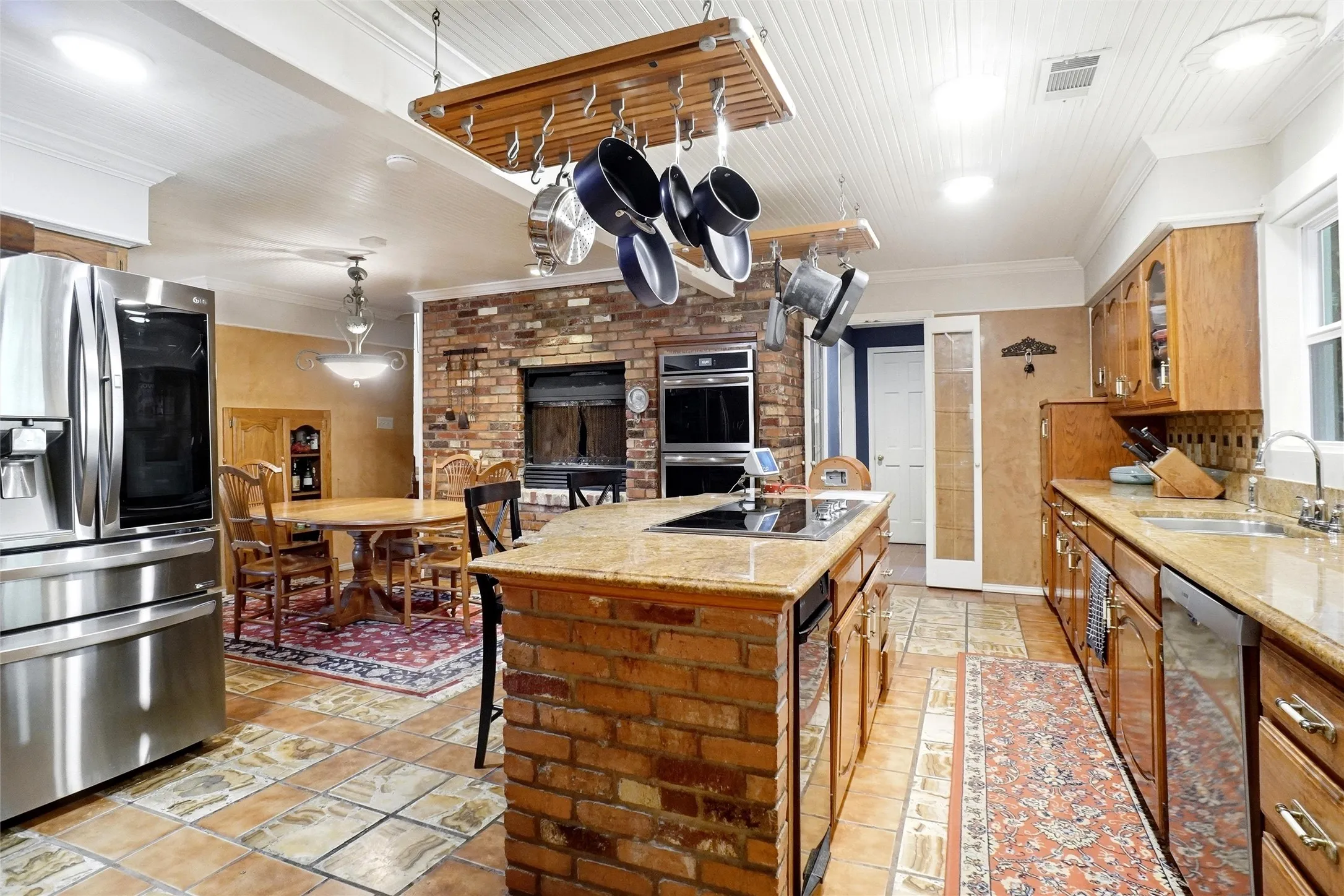 Single Family Residence For Sale in Tarrant County , 2011 Ridgemont Court, Arlington, Texas 76012, 4 Bedroom, 5 Bathroom, 3 Garage spaces, 4,618 Sqft, built in 1981, mls#21320210, Real Estate Agent in Arlington, Homes For Sale in Tarrant county, Homes For Sale in Arlington, Realtor in Arlington Texas, Real Estate Brokerage Independent Realty Texas, Luminita Cordes Realtor