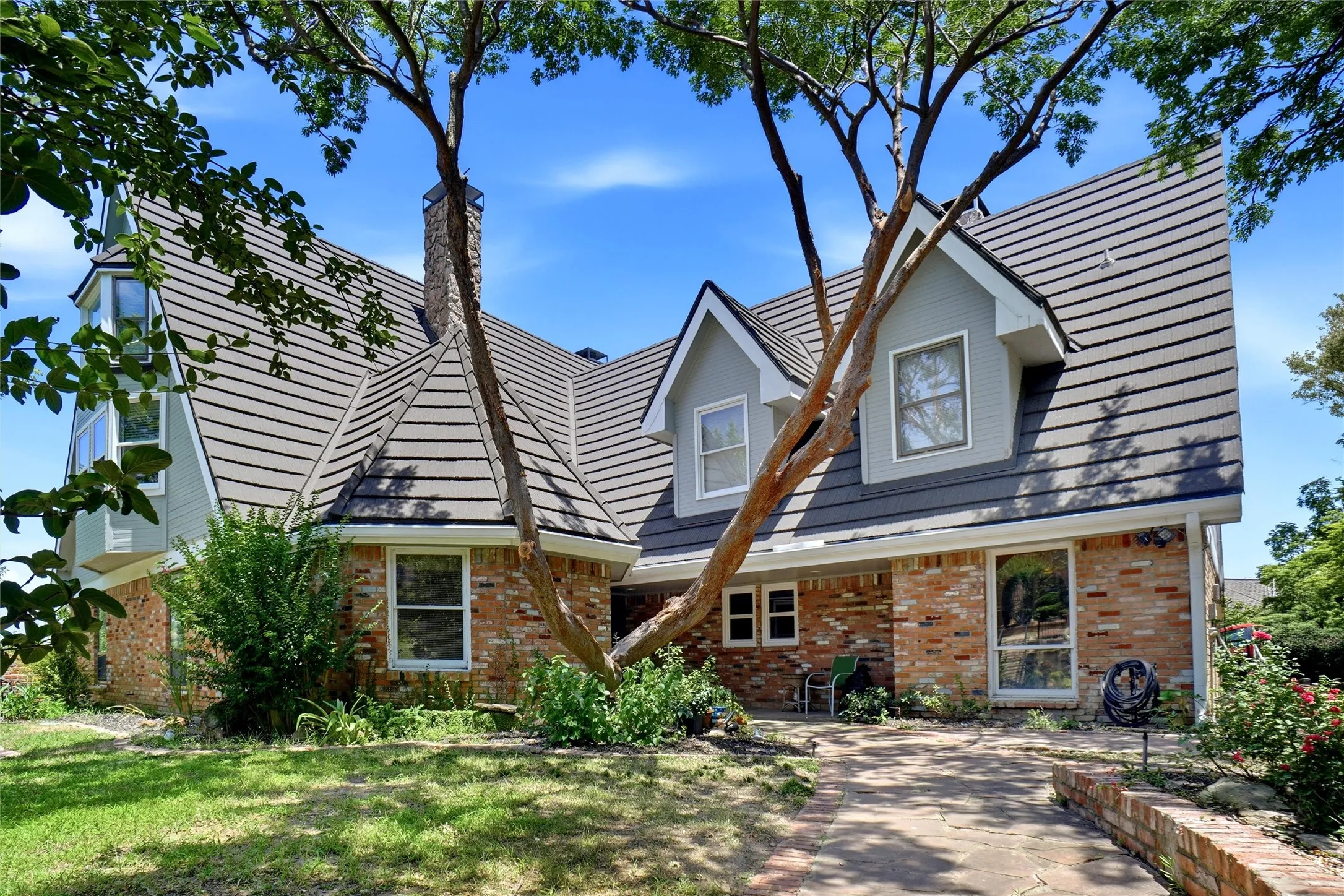 Single Family Residence For Sale in Tarrant County , 2011 Ridgemont Court, Arlington, Texas 76012, 4 Bedroom, 5 Bathroom, 3 Garage spaces, 4,618 Sqft, built in 1981, mls#21320210, Real Estate Agent in Arlington, Homes For Sale in Tarrant county, Homes For Sale in Arlington, Realtor in Arlington Texas, Real Estate Brokerage Independent Realty Texas, Luminita Cordes Realtor