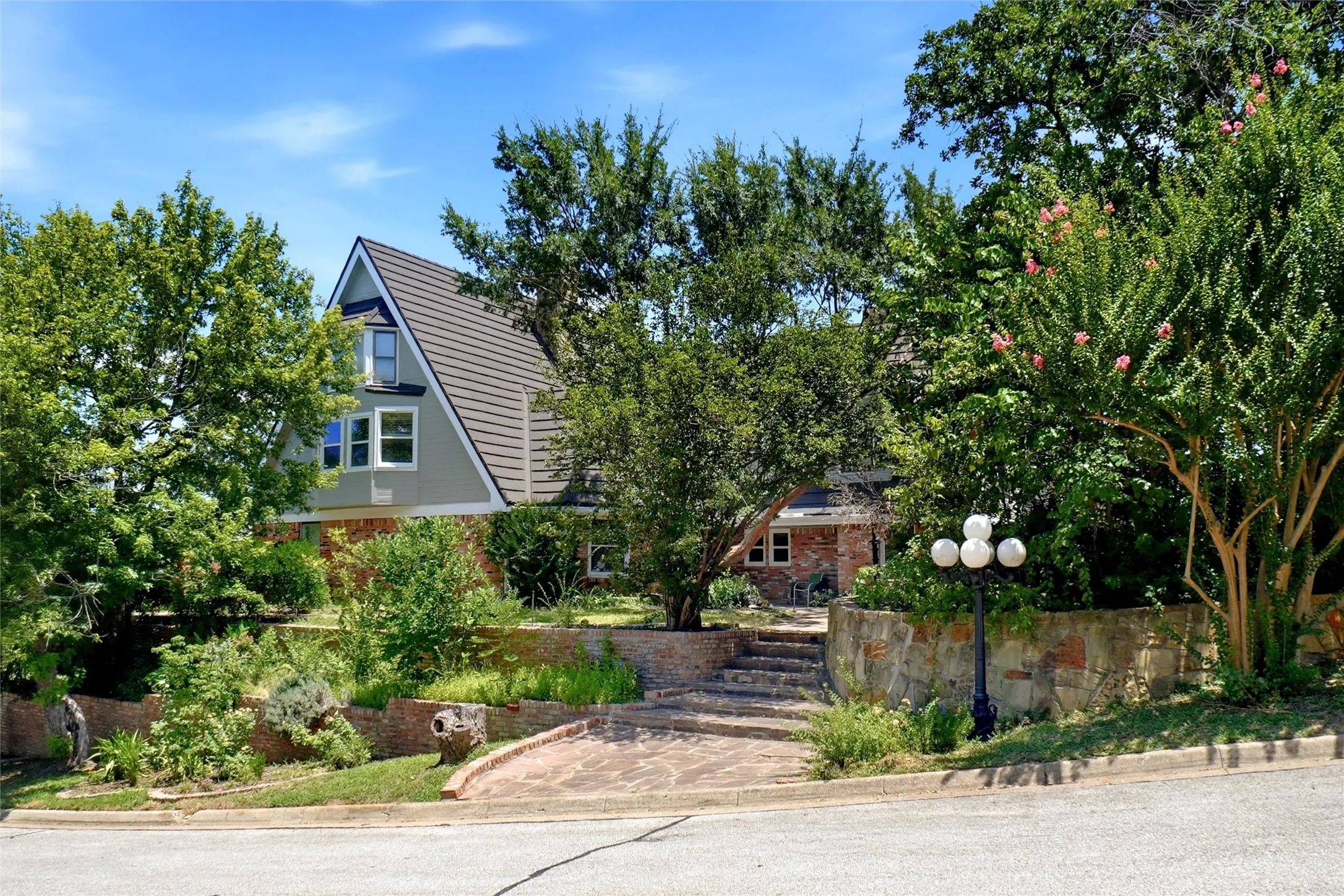 Single Family Residence For Sale in Tarrant County , 2011 Ridgemont Court, Arlington, Texas 76012, 4 Bedroom, 5 Bathroom, 3 Garage spaces, 4,618 Sqft, built in 1981, mls#21320210, Real Estate Agent in Arlington, Homes For Sale in Tarrant county, Homes For Sale in Arlington, Realtor in Arlington Texas, Real Estate Brokerage Independent Realty Texas, Luminita Cordes Realtor