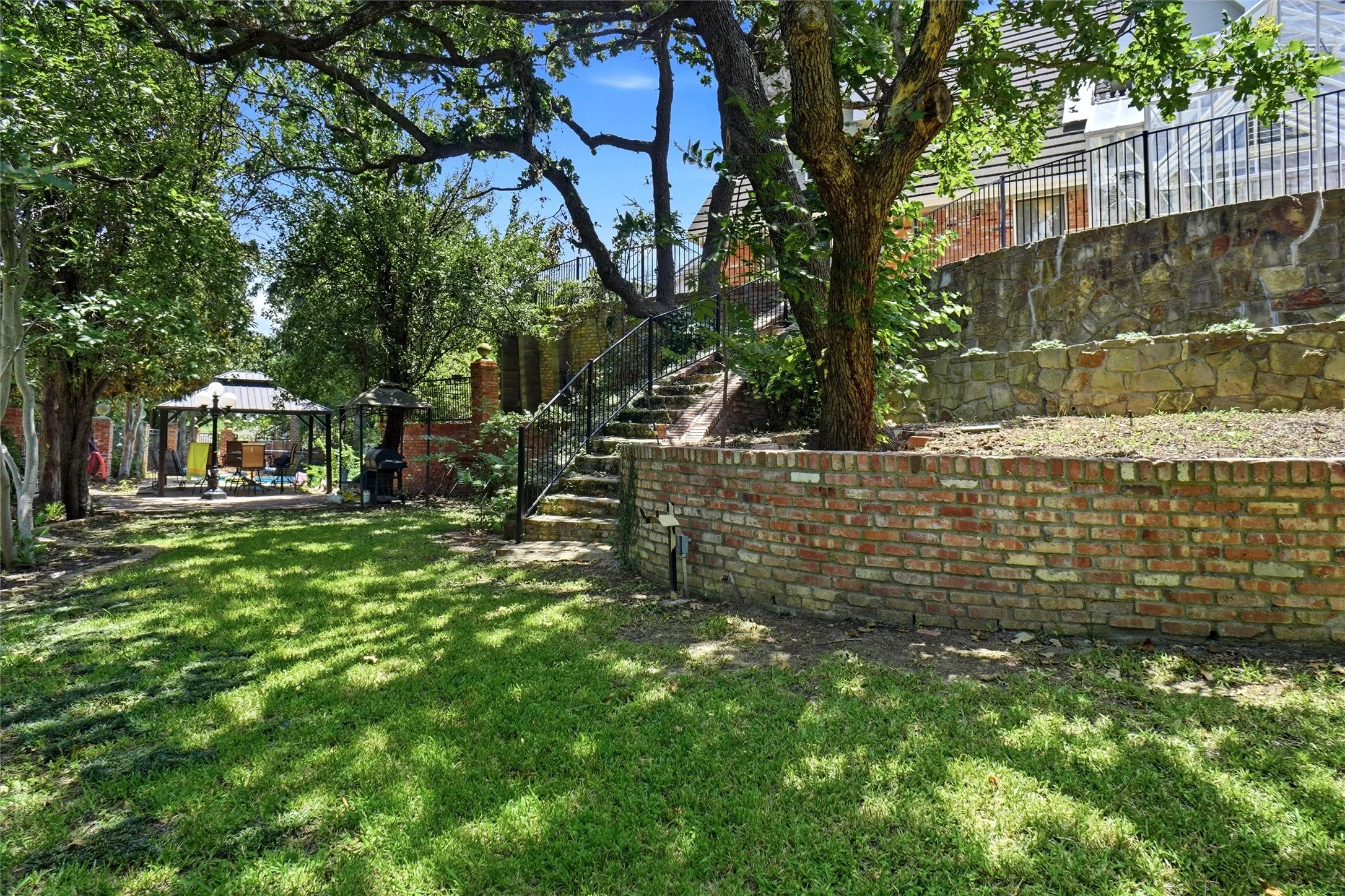 Single Family Residence For Sale in Tarrant County , 2011 Ridgemont Court, Arlington, Texas 76012, 4 Bedroom, 5 Bathroom, 3 Garage spaces, 4,618 Sqft, built in 1981, mls#21320210, Real Estate Agent in Arlington, Homes For Sale in Tarrant county, Homes For Sale in Arlington, Realtor in Arlington Texas, Real Estate Brokerage Independent Realty Texas, Luminita Cordes Realtor