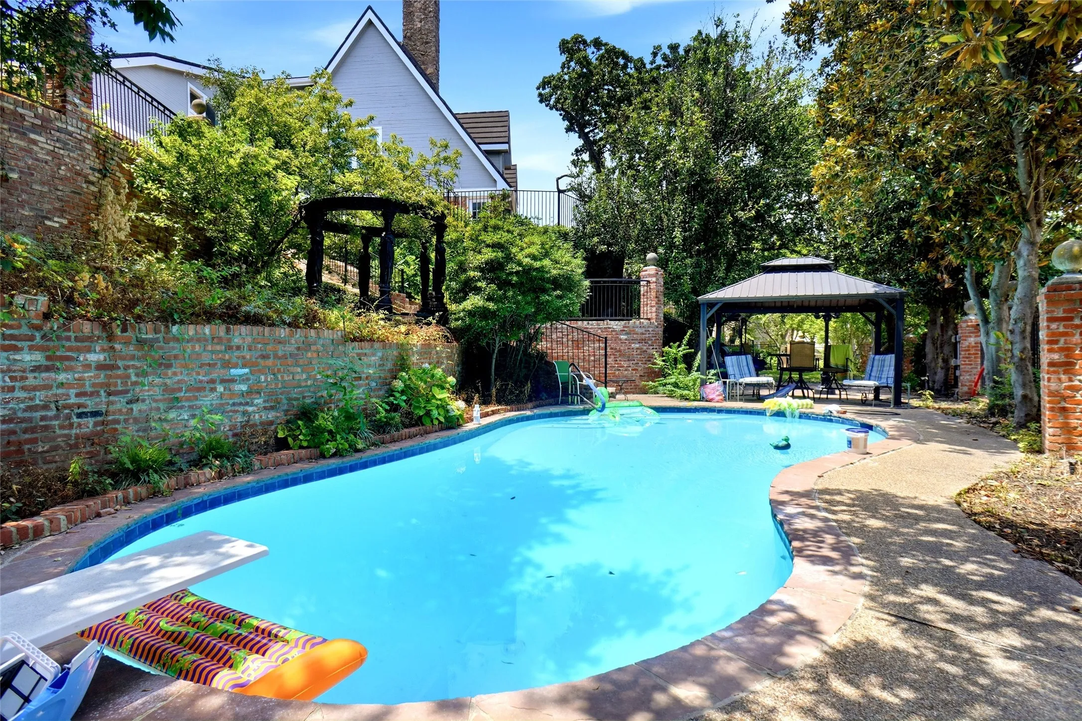 Single Family Residence For Sale in Tarrant County , 2011 Ridgemont Court, Arlington, Texas 76012, 4 Bedroom, 5 Bathroom, 3 Garage spaces, 4,618 Sqft, built in 1981, mls#21320210, Real Estate Agent in Arlington, Homes For Sale in Tarrant county, Homes For Sale in Arlington, Realtor in Arlington Texas, Real Estate Brokerage Independent Realty Texas, Luminita Cordes Realtor