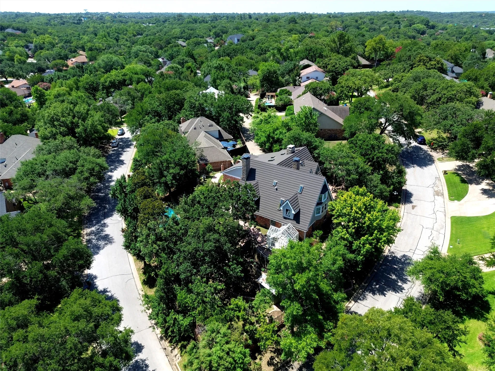 Single Family Residence For Sale in Tarrant County , 2011 Ridgemont Court, Arlington, Texas 76012, 4 Bedroom, 5 Bathroom, 3 Garage spaces, 4,618 Sqft, built in 1981, mls#21320210, Real Estate Agent in Arlington, Homes For Sale in Tarrant county, Homes For Sale in Arlington, Realtor in Arlington Texas, Real Estate Brokerage Independent Realty Texas, Luminita Cordes Realtor